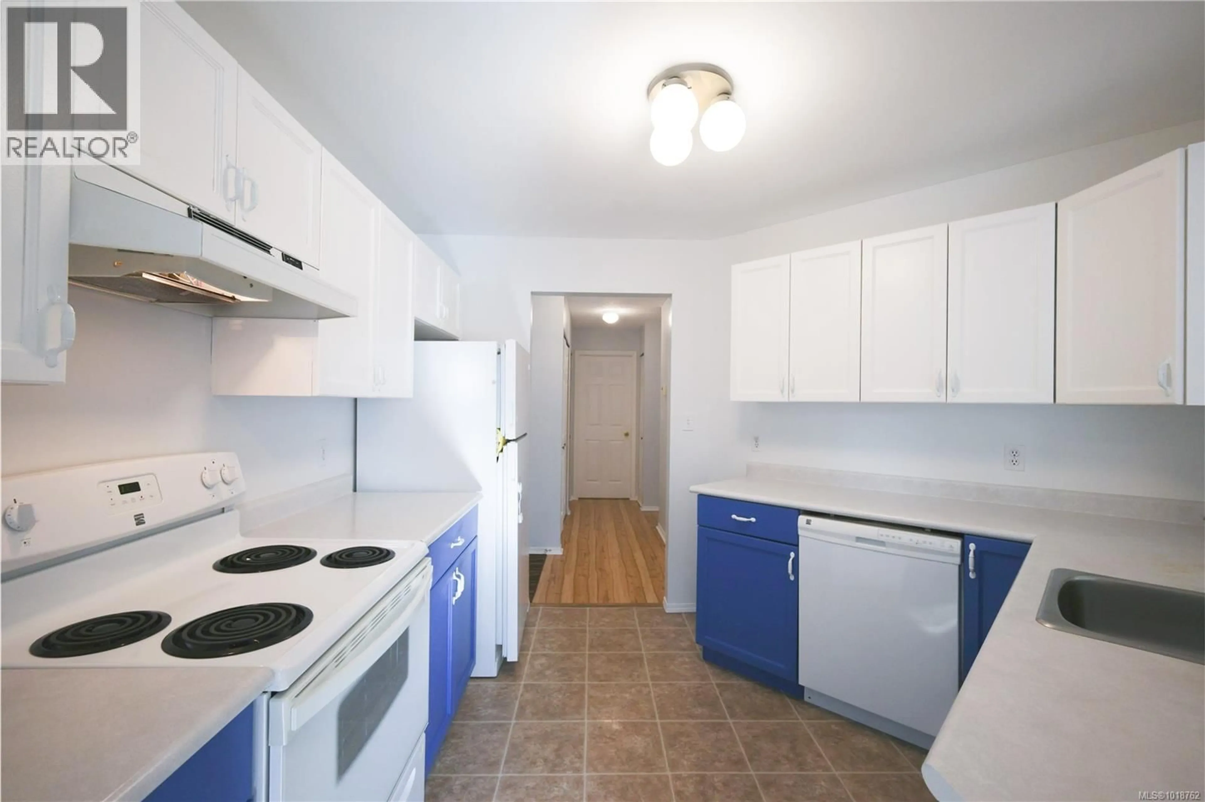 Standard kitchen, unknown for 201 - 3226 COWICHAN LAKE ROAD, Duncan British Columbia V9L4B9