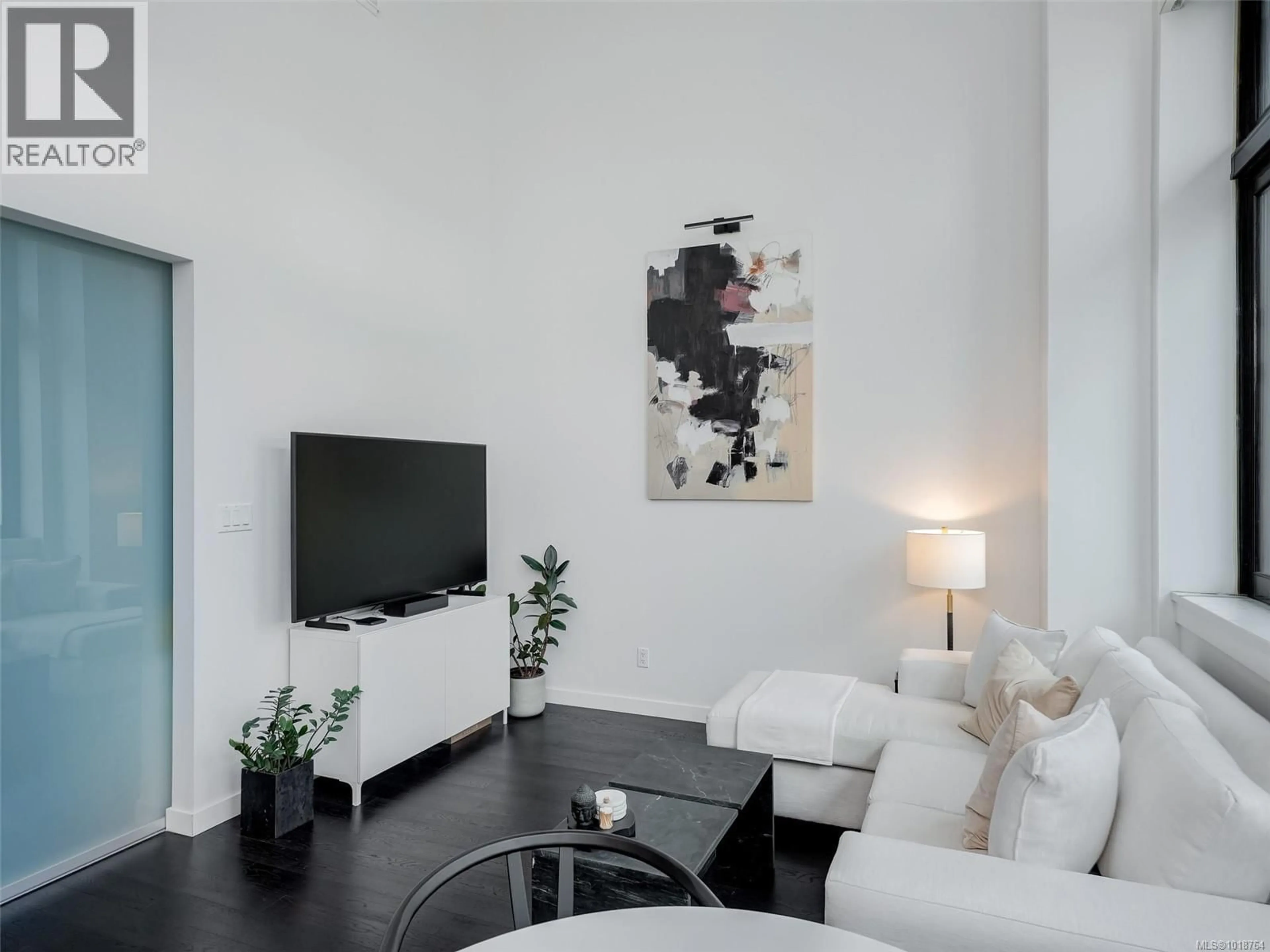 Living room with furniture, unknown for 425 - 770 FISGARD STREET, Victoria British Columbia V8W0B8