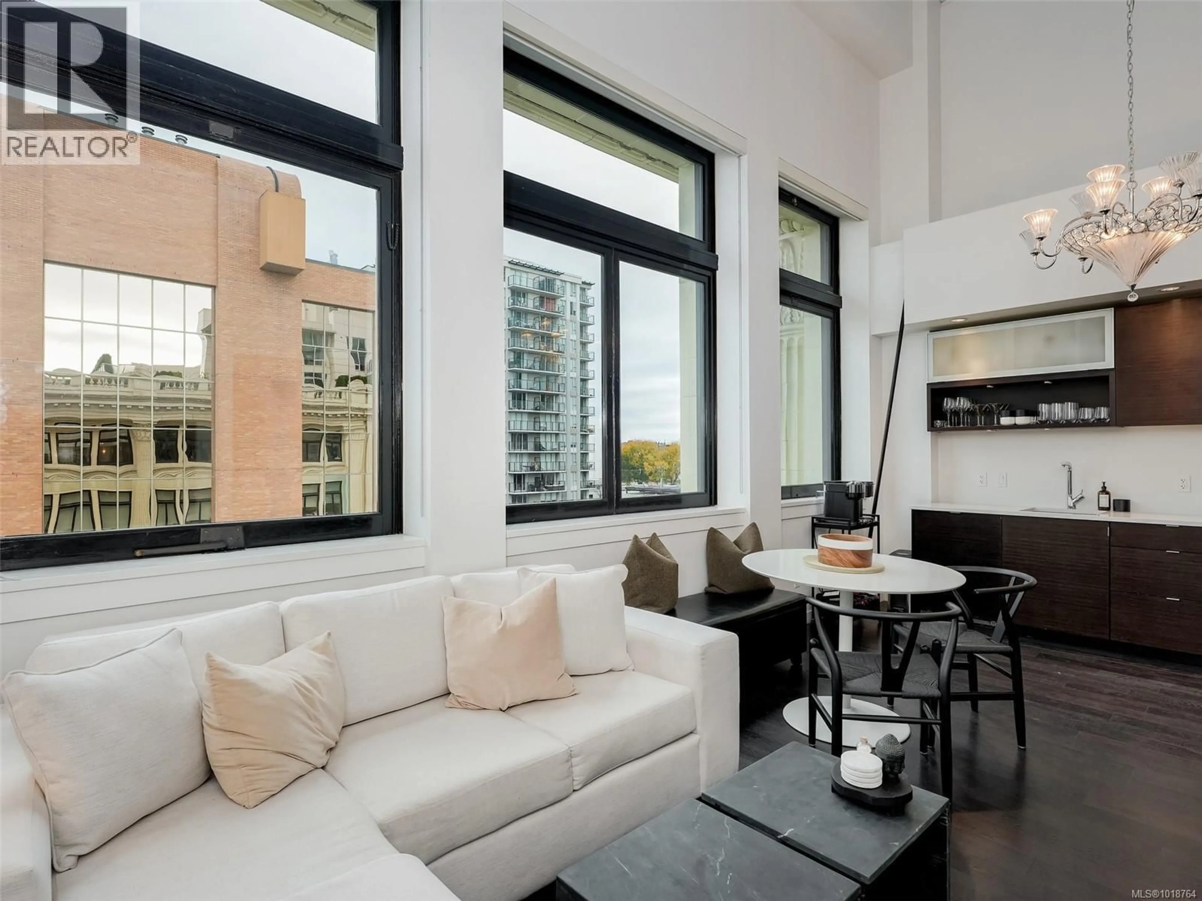 Living room with furniture, unknown for 425 - 770 FISGARD STREET, Victoria British Columbia V8W0B8