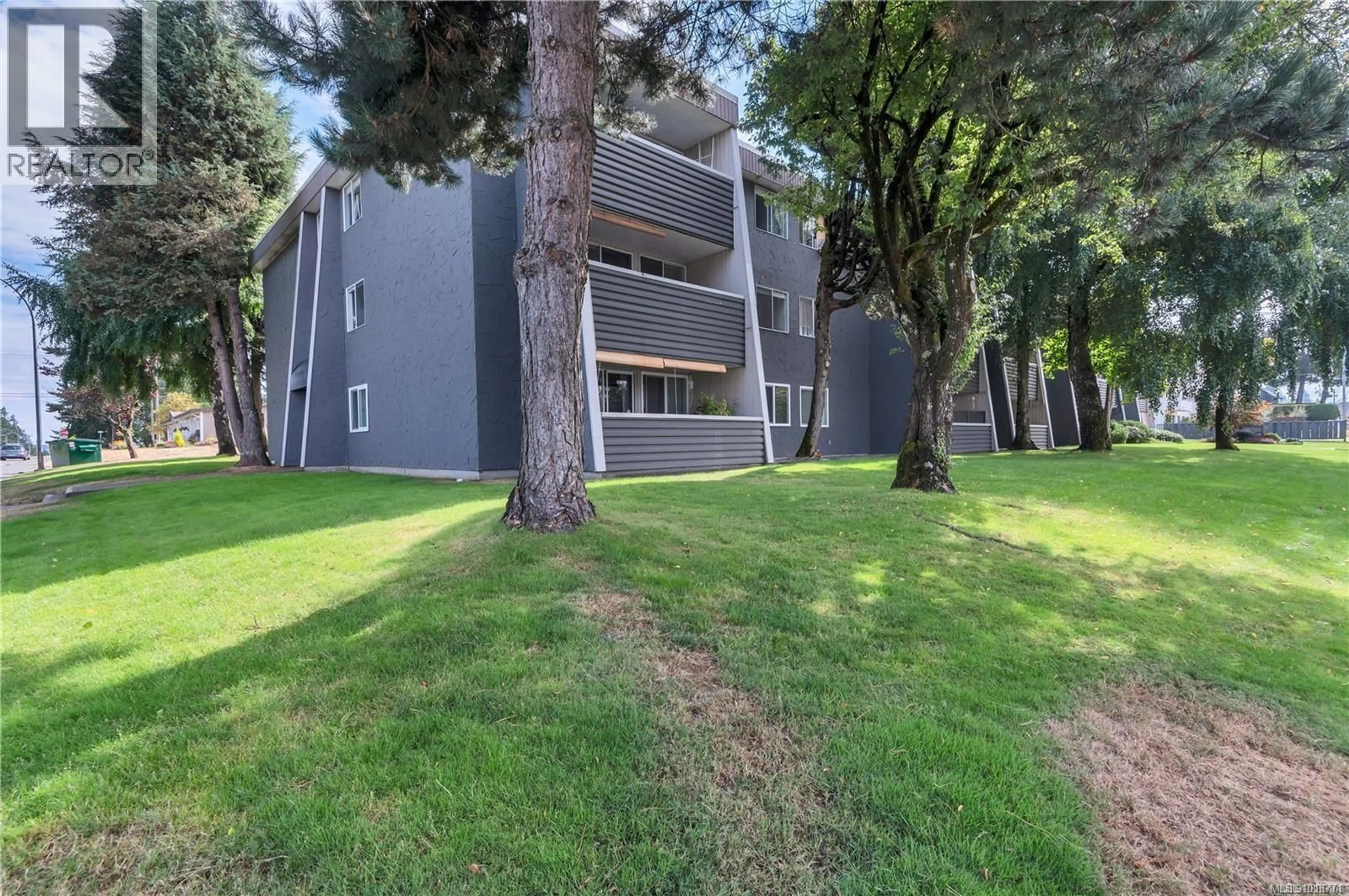 A pic from outside/outdoor area/front of a property/back of a property/a pic from drone, unknown for 311 - 377 DOGWOOD STREET SOUTH, Campbell River British Columbia V9W2V1