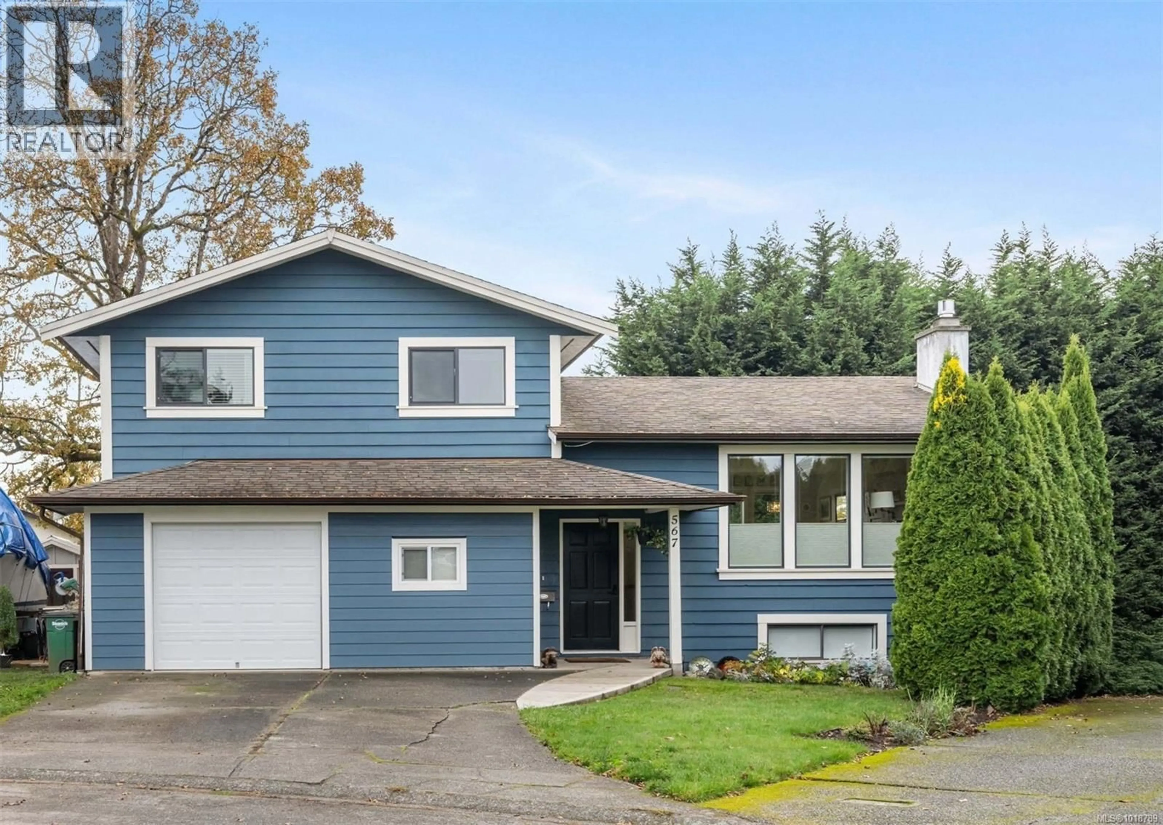Home with vinyl exterior material, street for 567 FERMOY PLACE, Saanich British Columbia V8Z6N2
