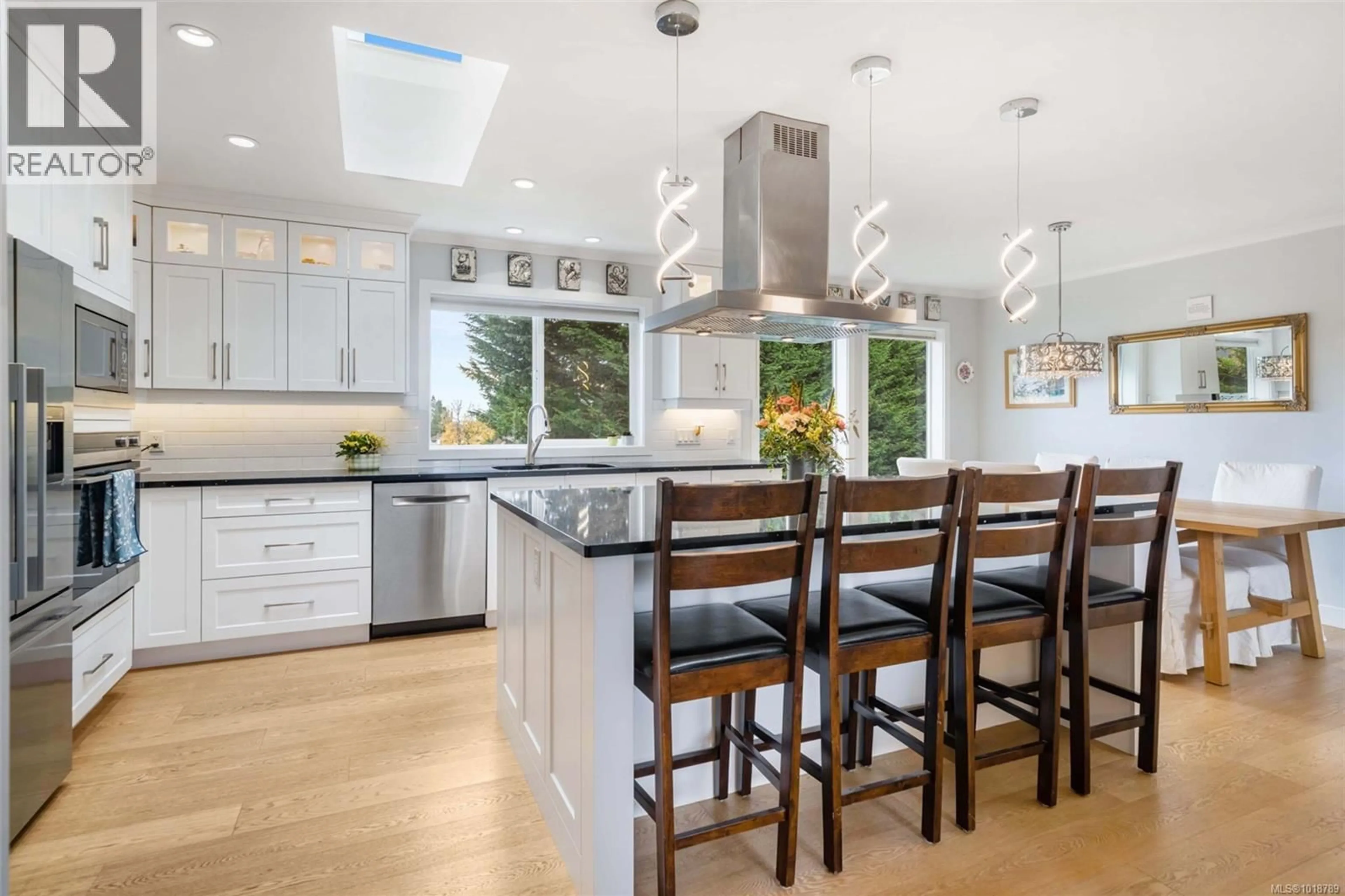 Contemporary kitchen, unknown for 567 FERMOY PLACE, Saanich British Columbia V8Z6N2