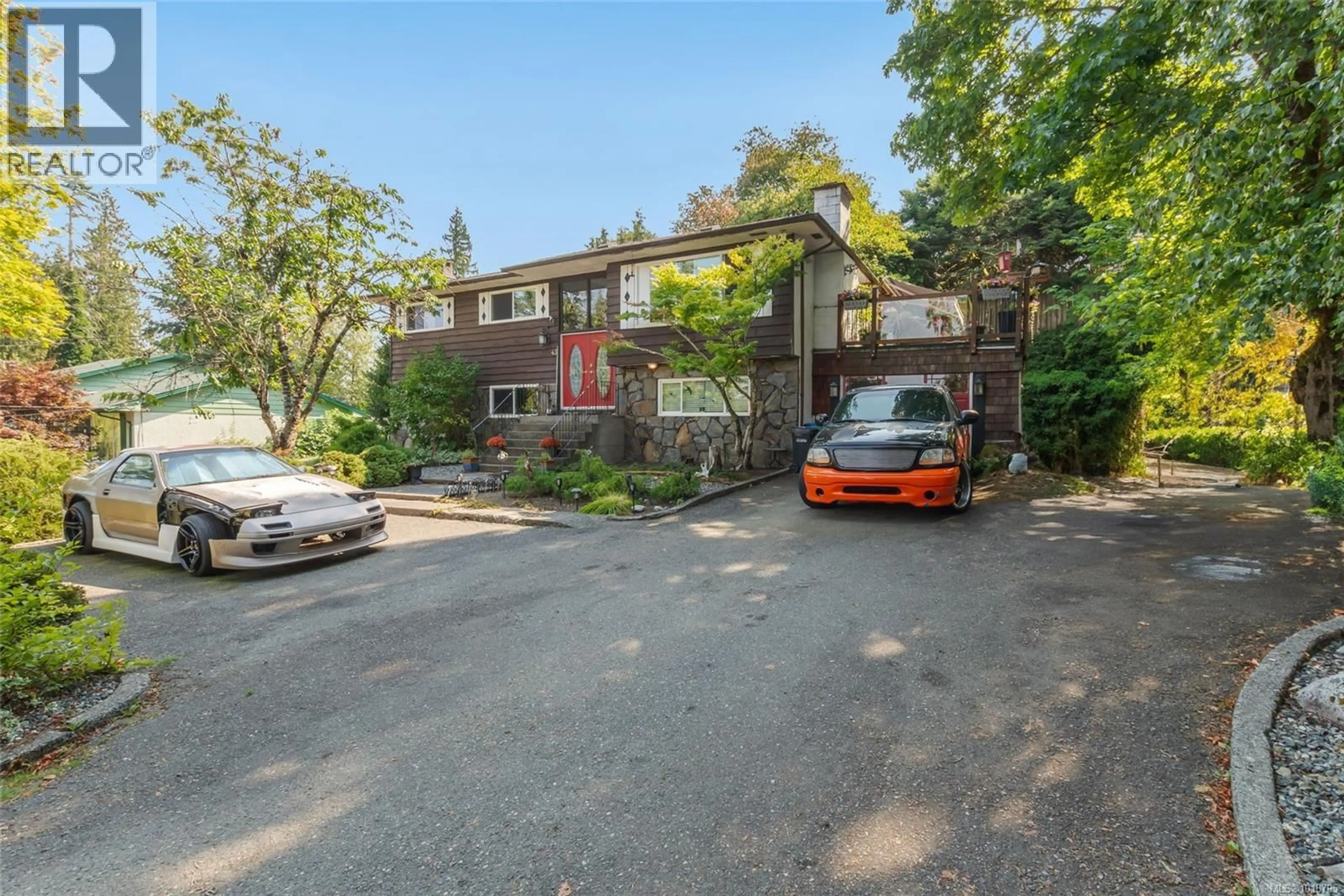 A pic from outside/outdoor area/front of a property/back of a property/a pic from drone, street for 43 ROBERTA ROAD EAST, Nanaimo British Columbia V9X1A9