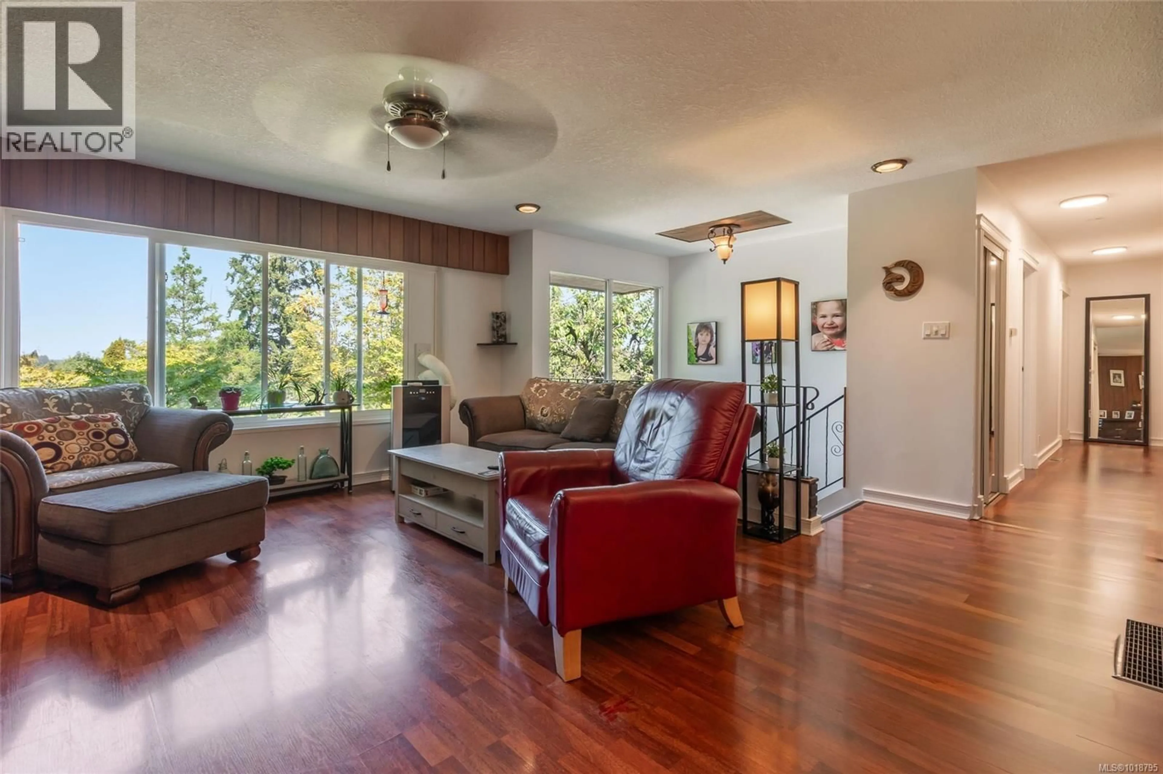 Living room with furniture, wood/laminate floor for 43 ROBERTA ROAD EAST, Nanaimo British Columbia V9X1A9