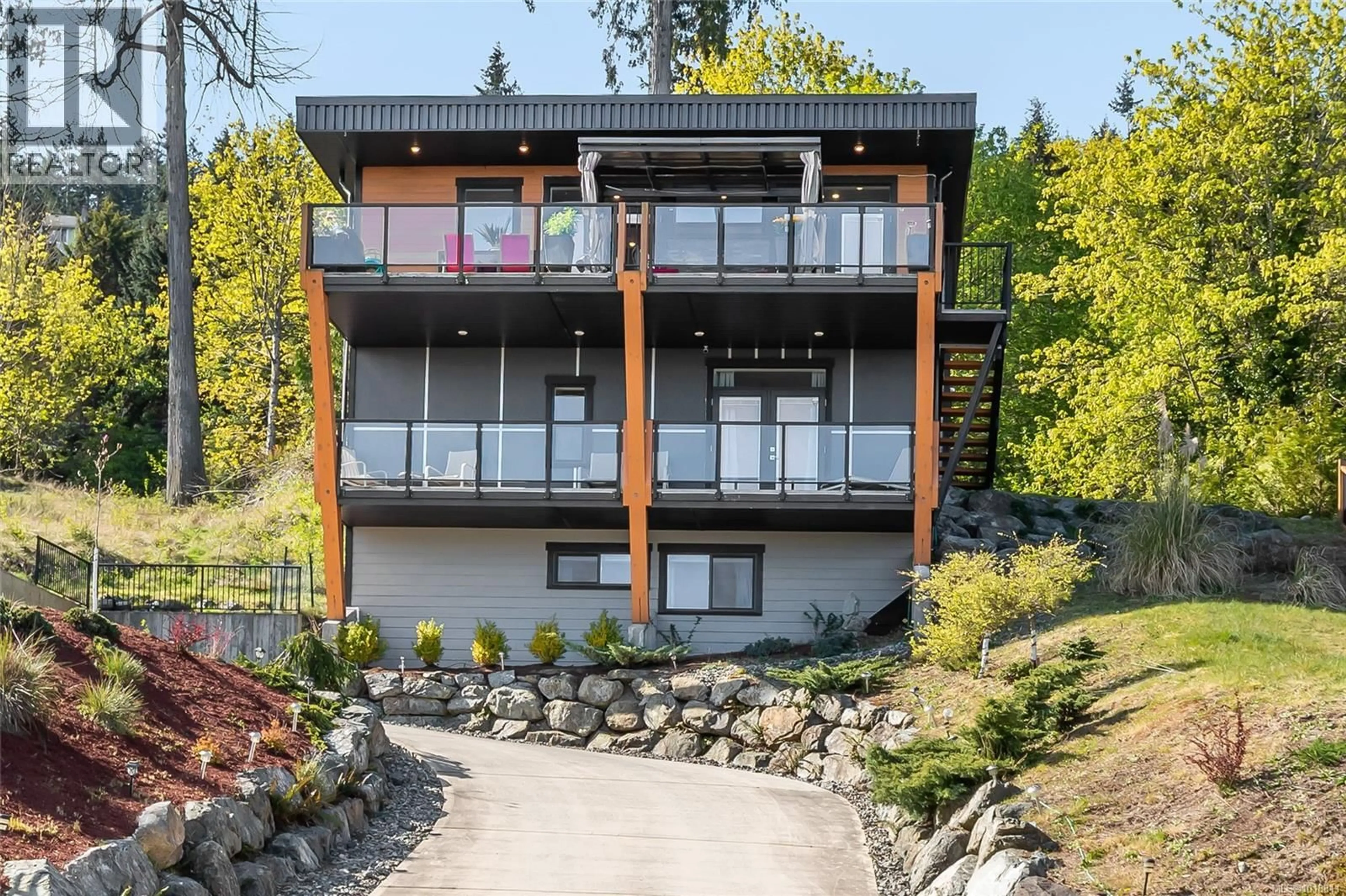 A pic from outside/outdoor area/front of a property/back of a property/a pic from drone, unknown for 5109 LAGUNA WAY, Nanaimo British Columbia V9T5L6