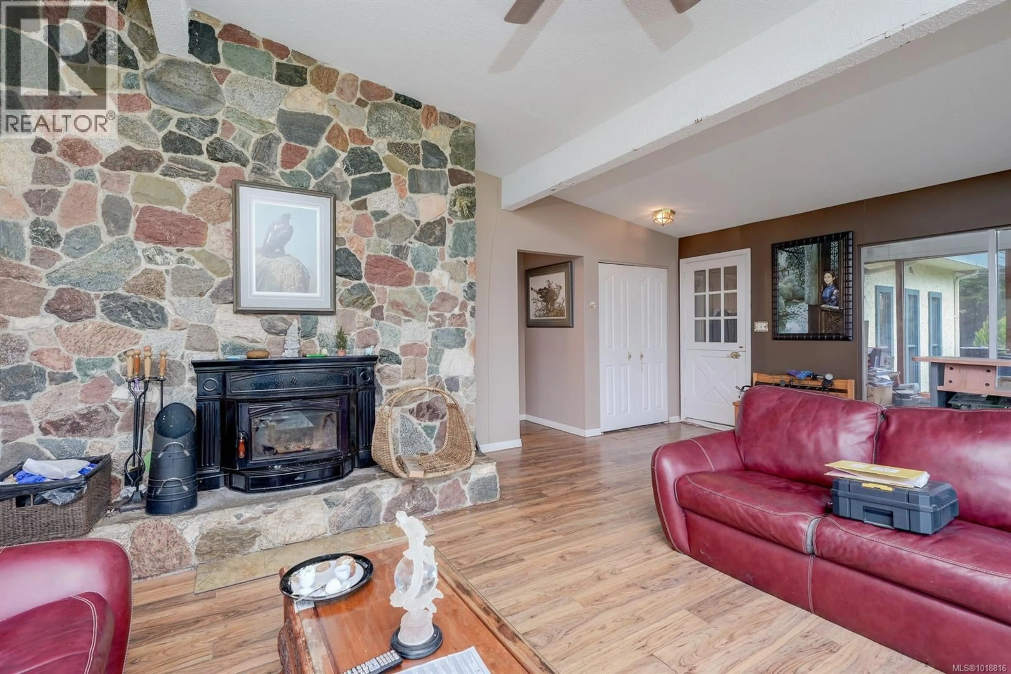 Living room with furniture, ceramic/tile floor for 1899 JOHN ROAD, North Saanich British Columbia V8L5S8