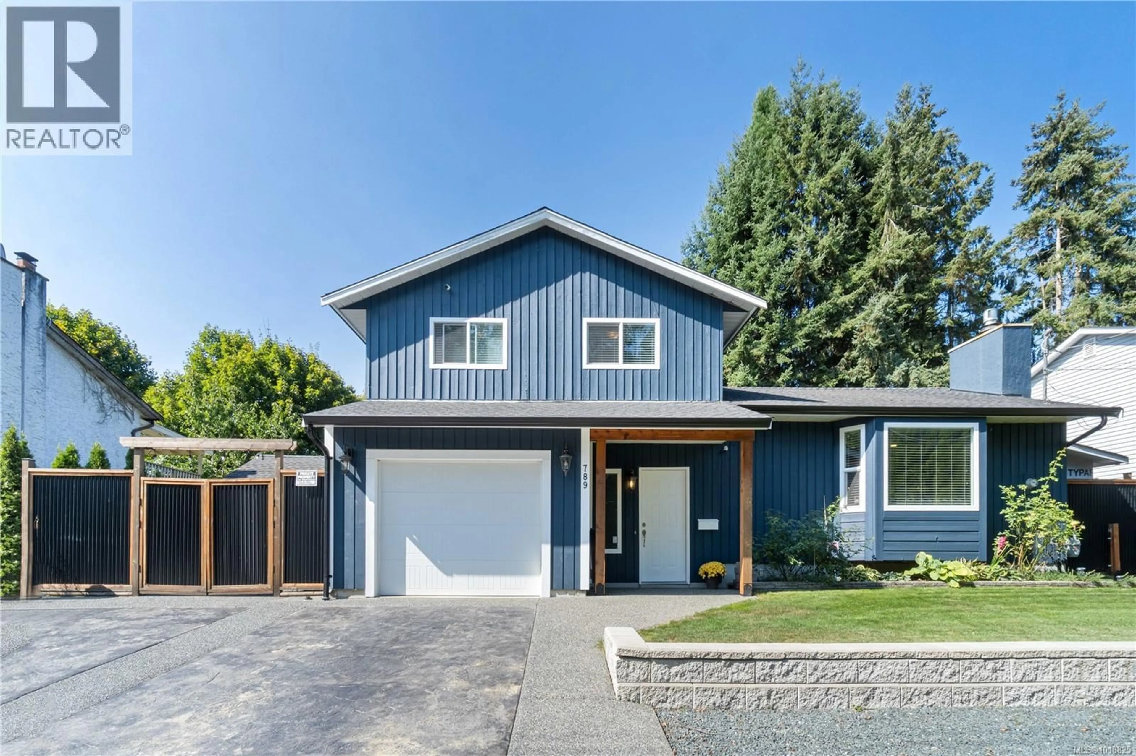 Home with vinyl exterior material, street for 789 HOWARD AVENUE, Nanaimo British Columbia V9R6A7