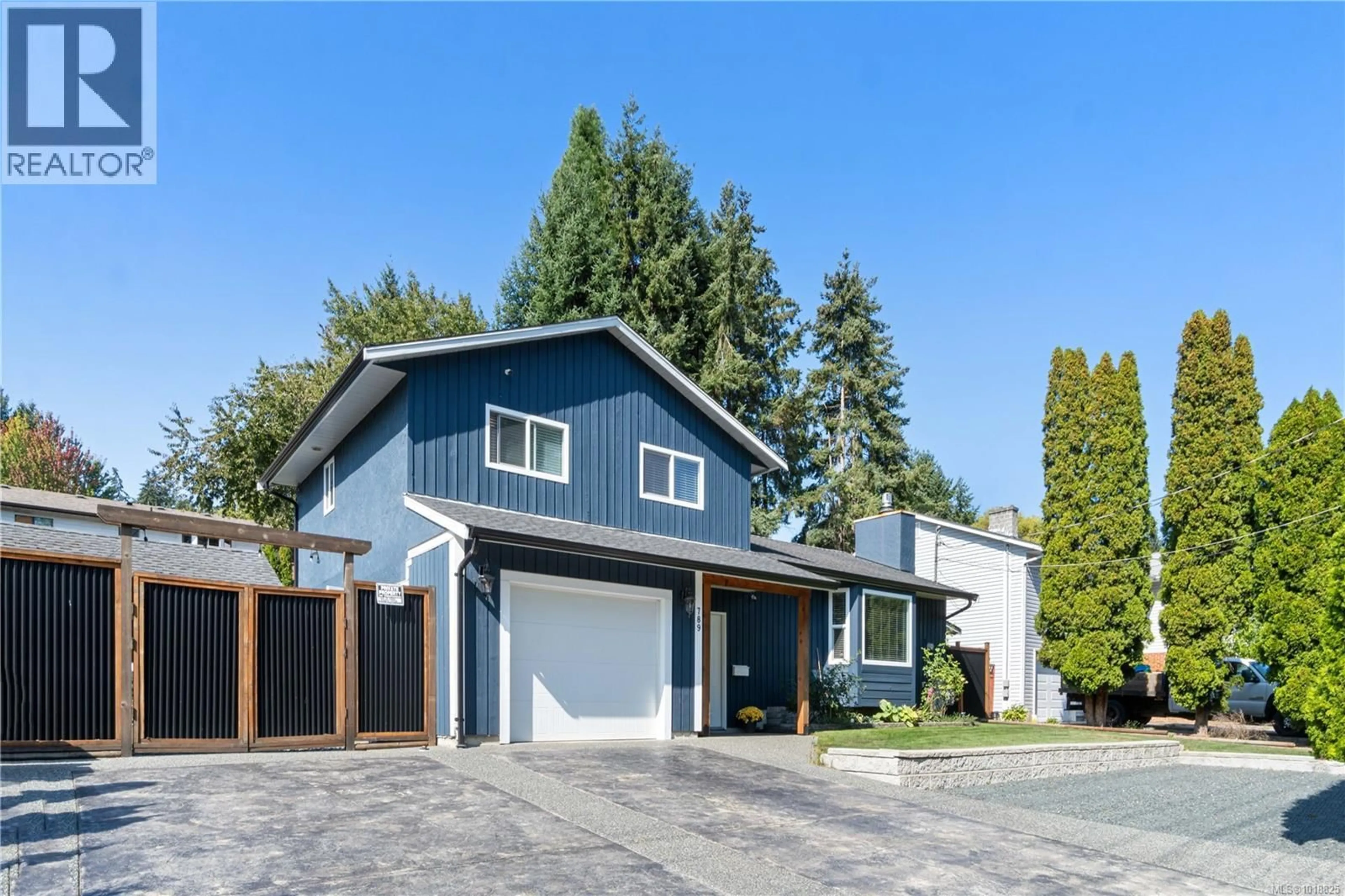 Home with vinyl exterior material, street for 789 HOWARD AVENUE, Nanaimo British Columbia V9R6A7