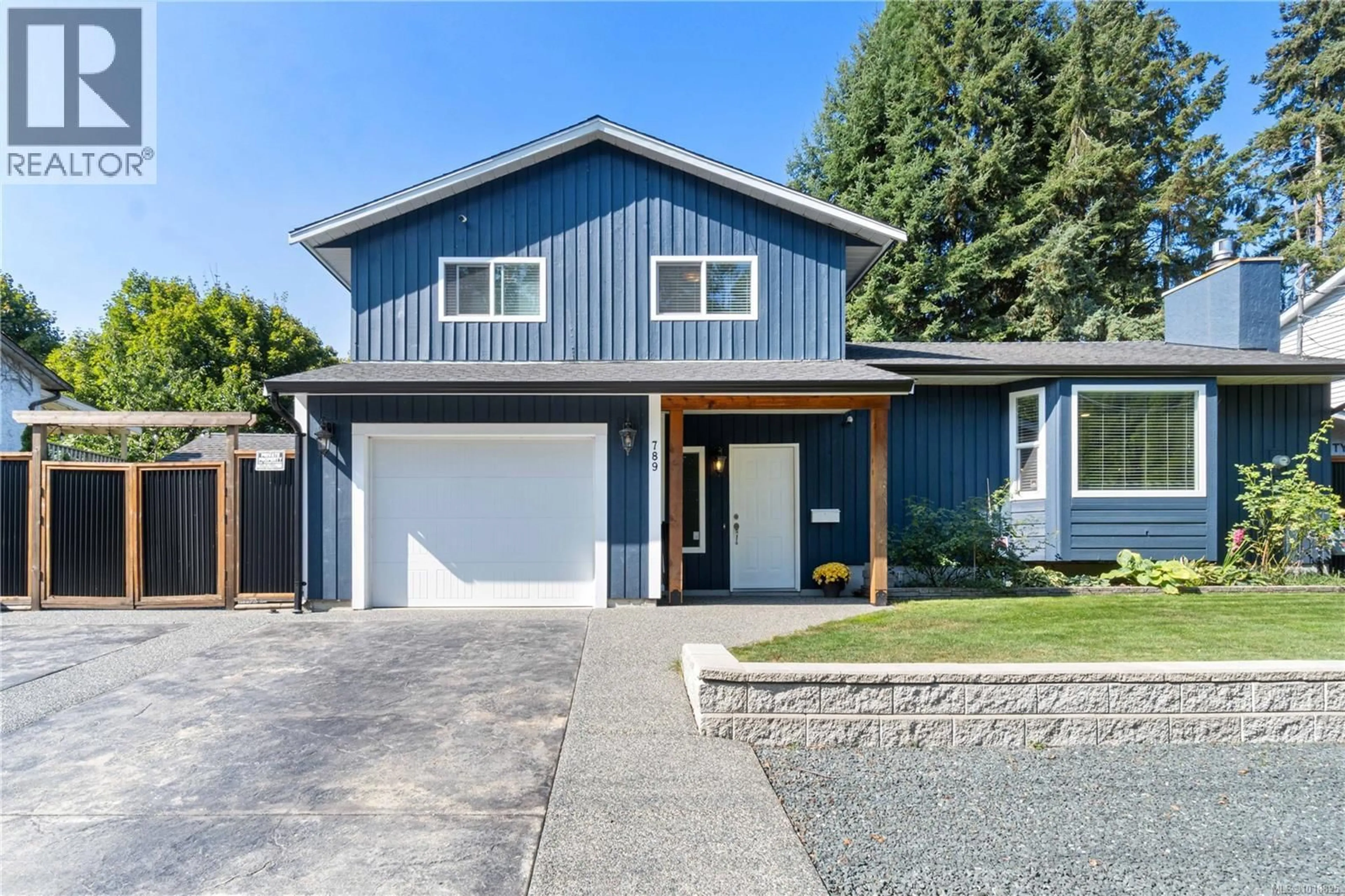 Home with vinyl exterior material, street for 789 HOWARD AVENUE, Nanaimo British Columbia V9R6A7