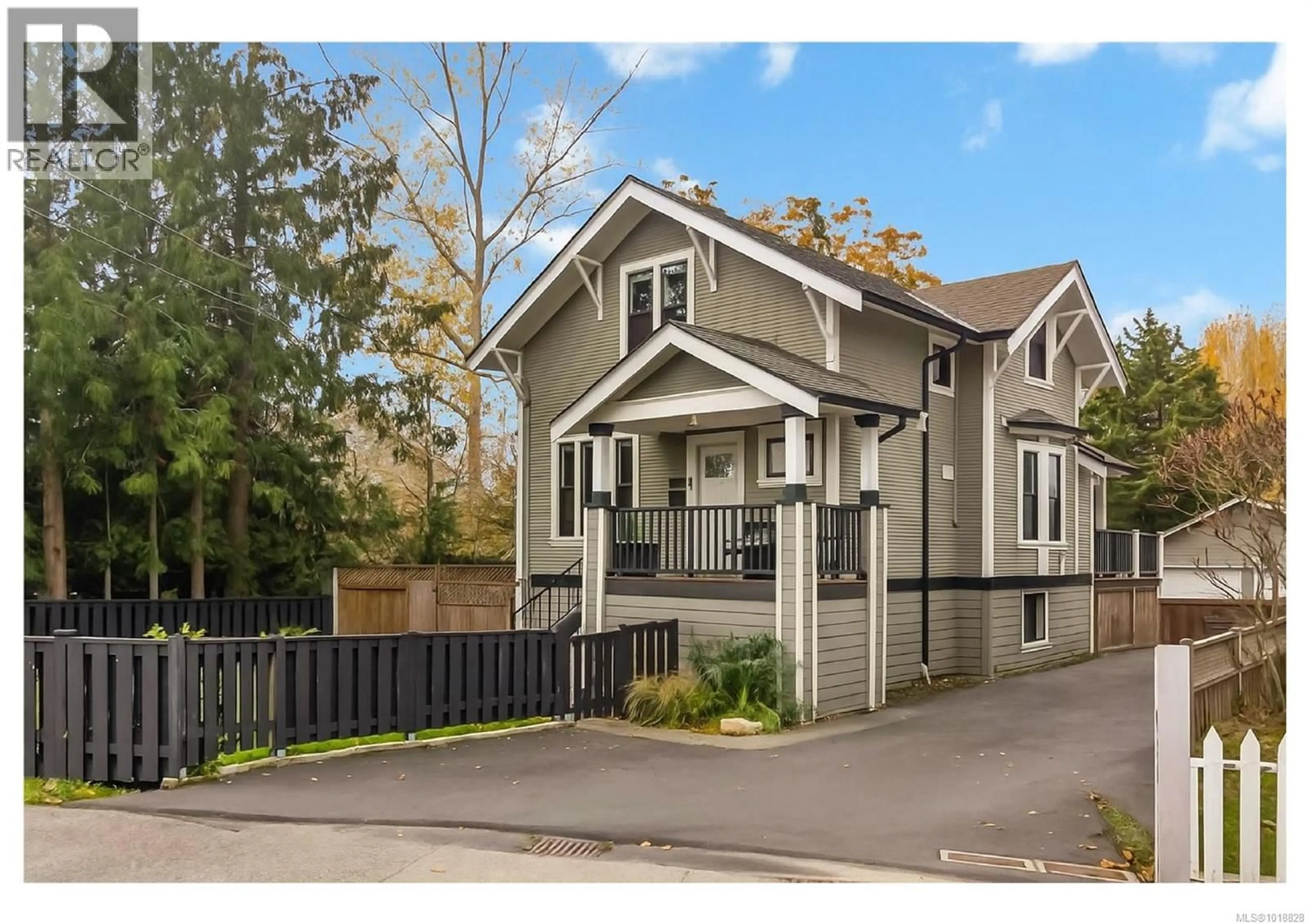 Home with vinyl exterior material, street for 3354 HARRIET ROAD, Saanich British Columbia V8Z3S4