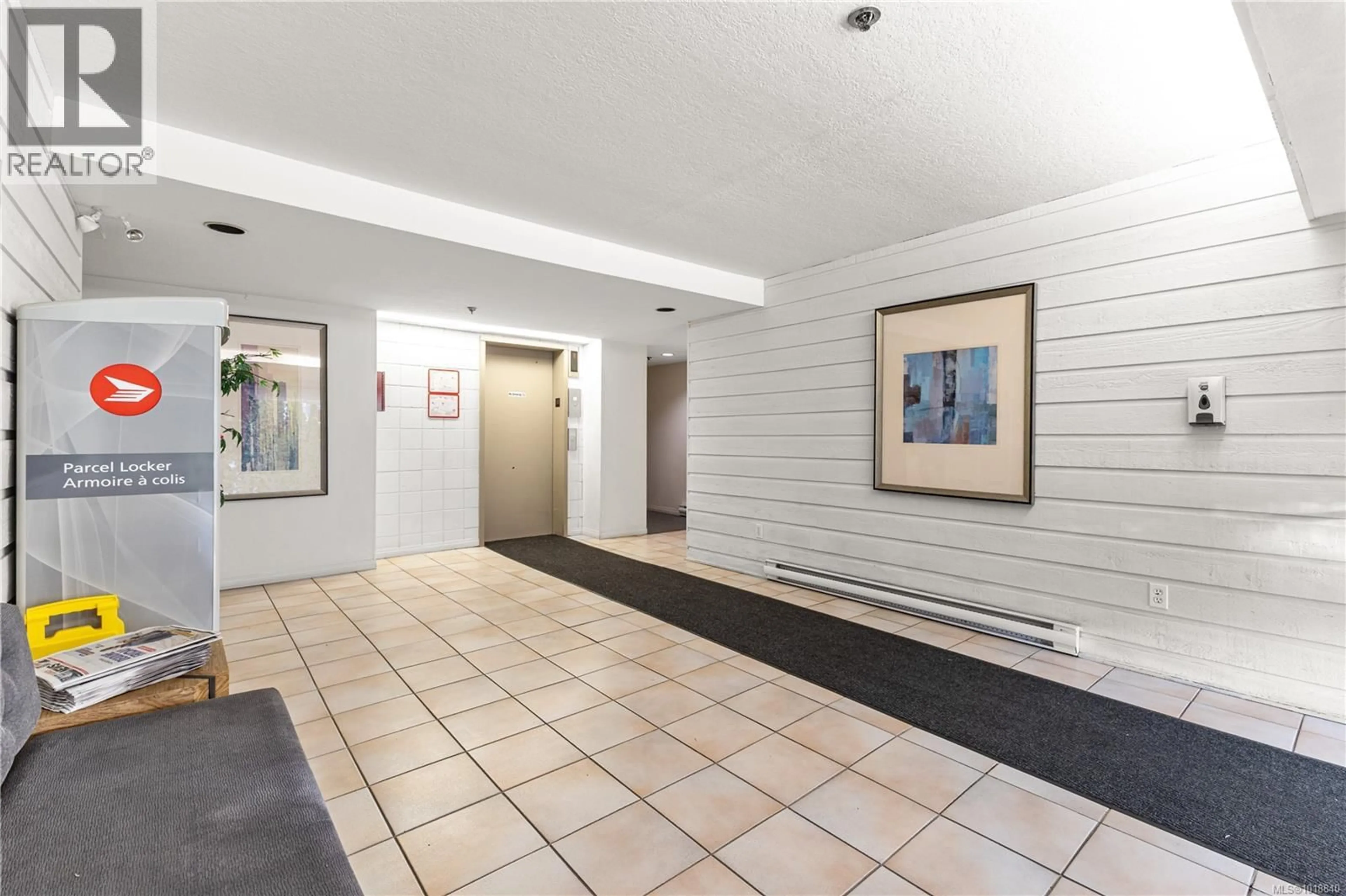 Indoor foyer for 309 - 3277 GLASGOW AVENUE, Saanich British Columbia V8X1M3