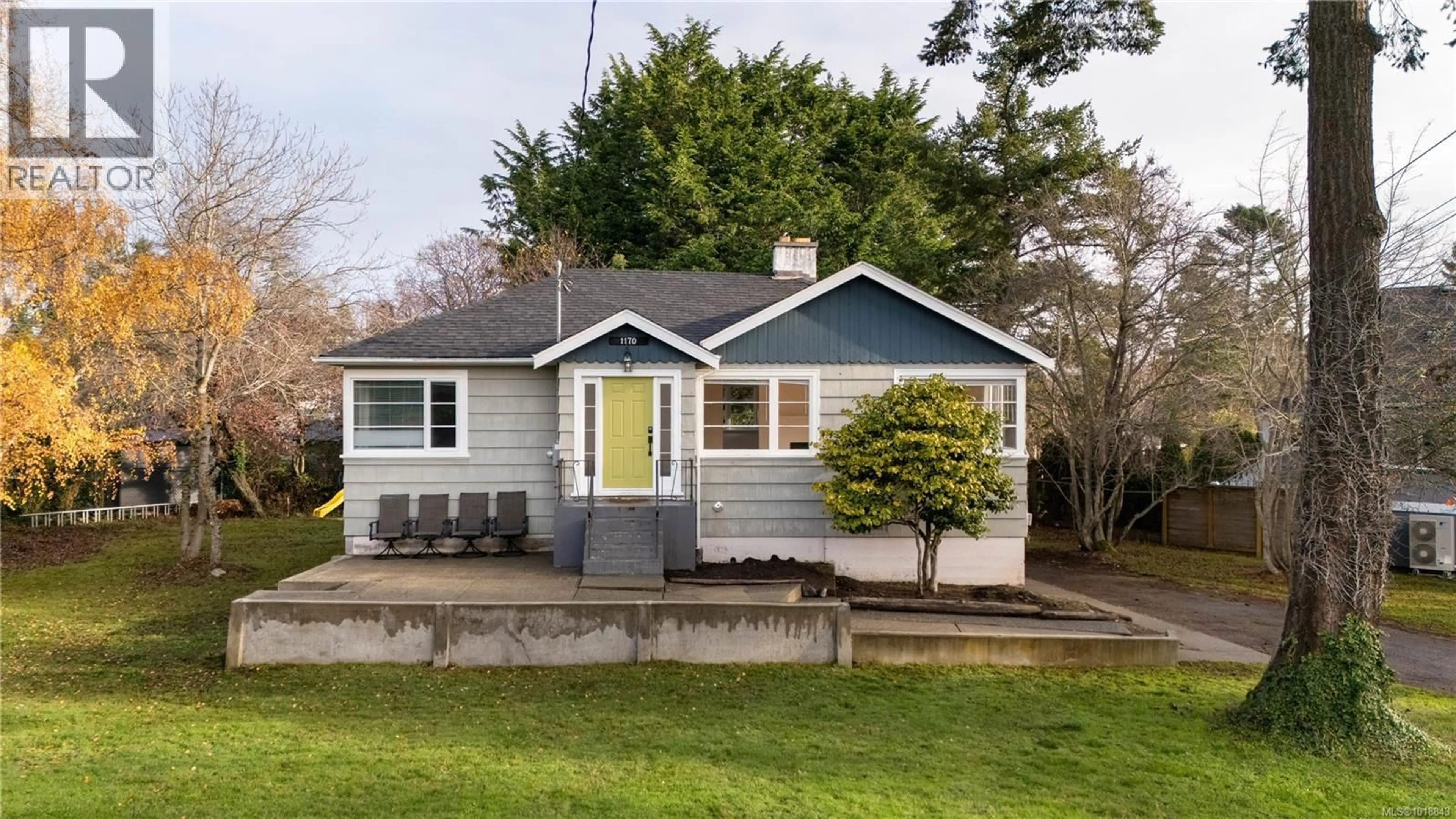 Home with vinyl exterior material, street for 1170 MUNRO STREET, Esquimalt British Columbia V9A5P4