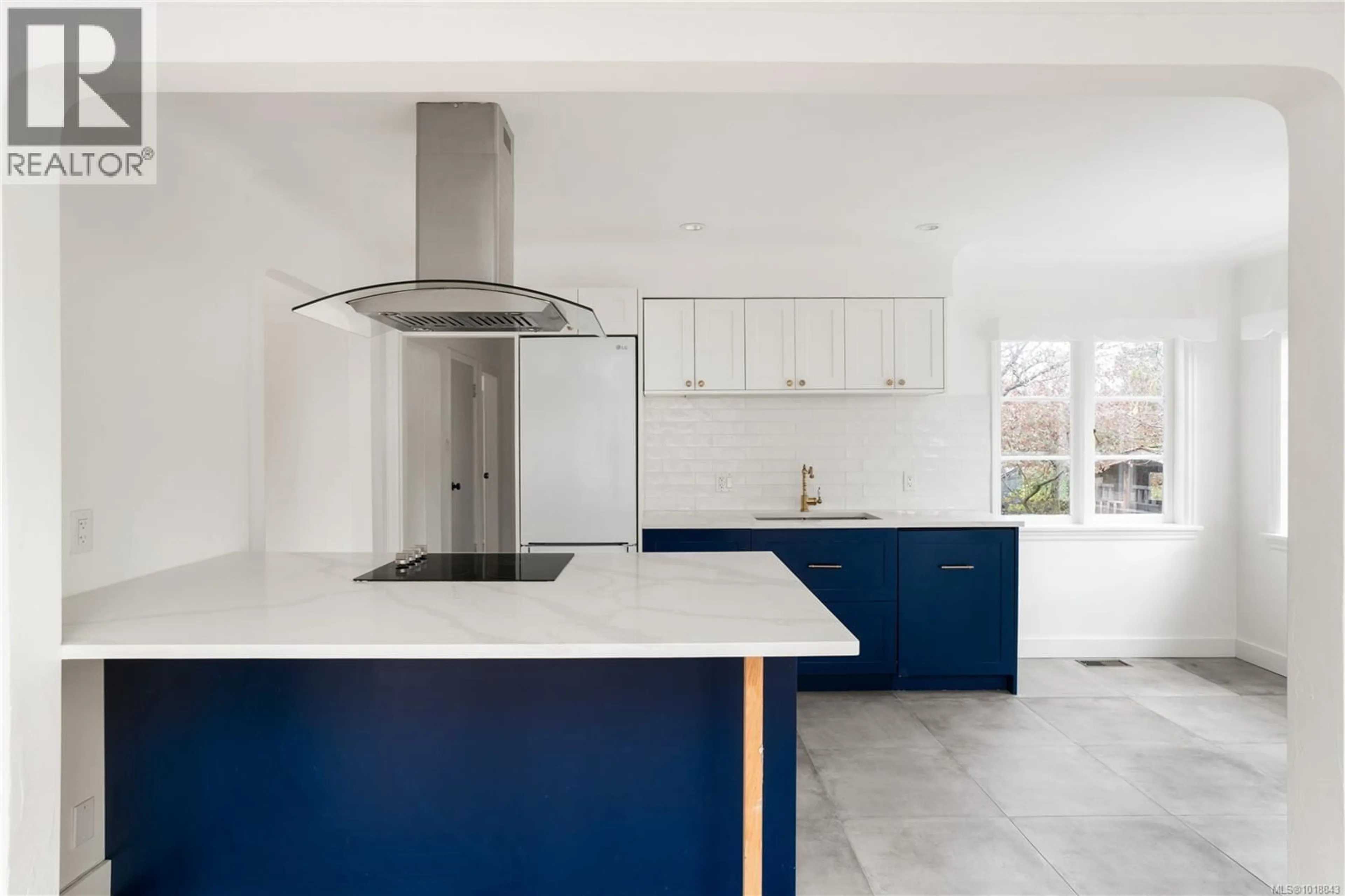 Contemporary kitchen, ceramic/tile floor for 1170 MUNRO STREET, Esquimalt British Columbia V9A5P4