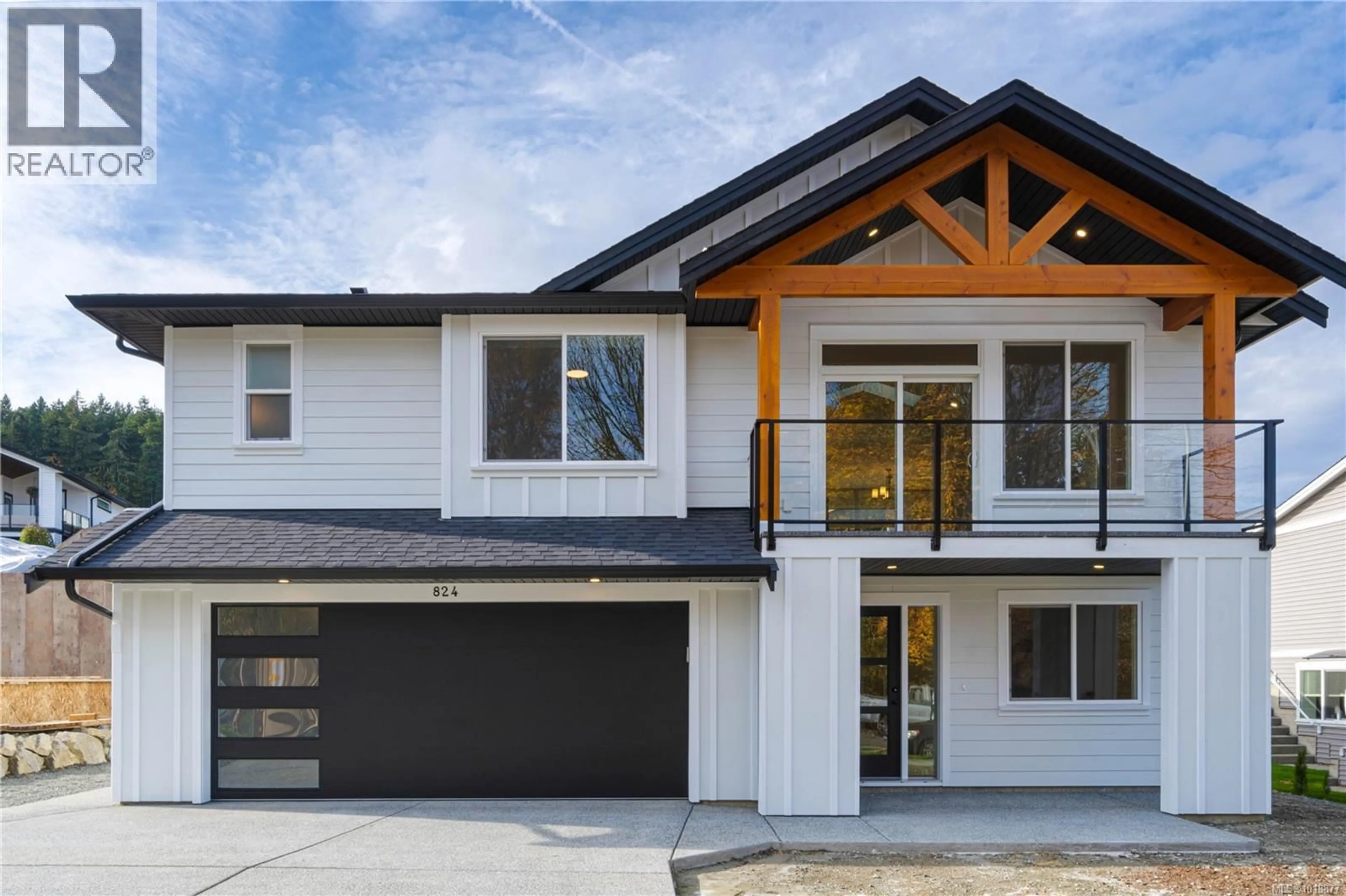 Home with vinyl exterior material, street for 824 RUSSELL ROAD, Ladysmith British Columbia V9G1W4