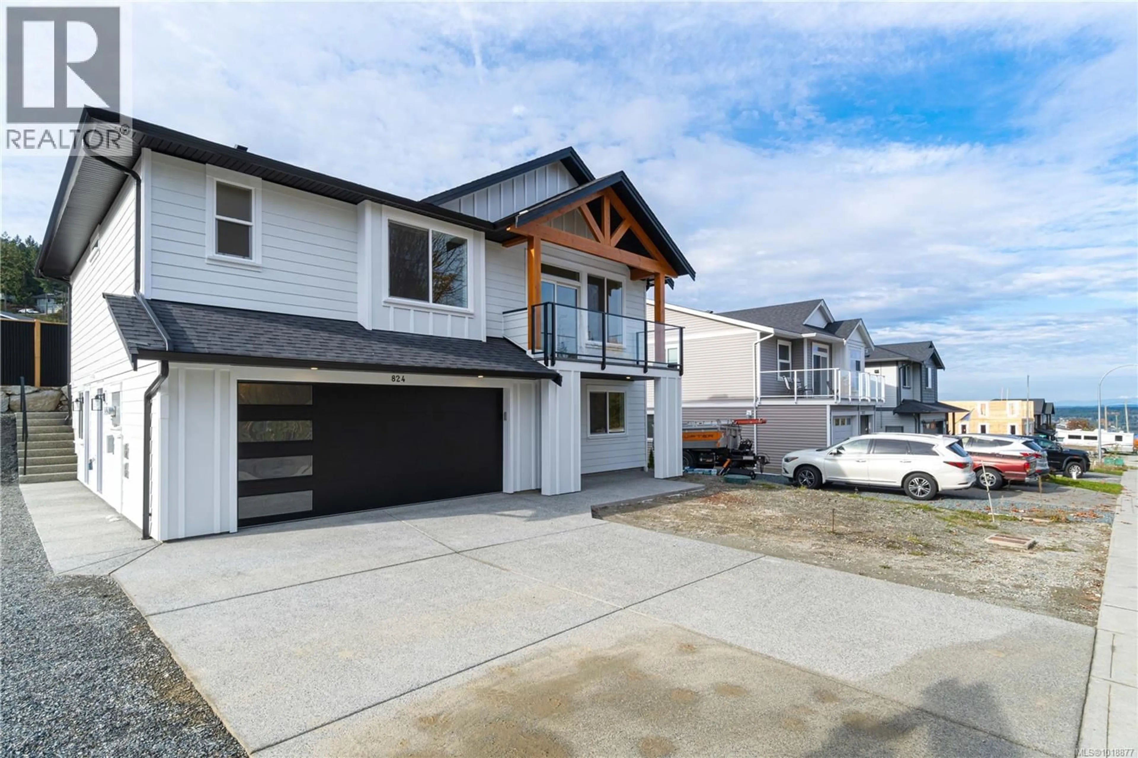 Home with vinyl exterior material, street for 824 RUSSELL ROAD, Ladysmith British Columbia V9G1W4
