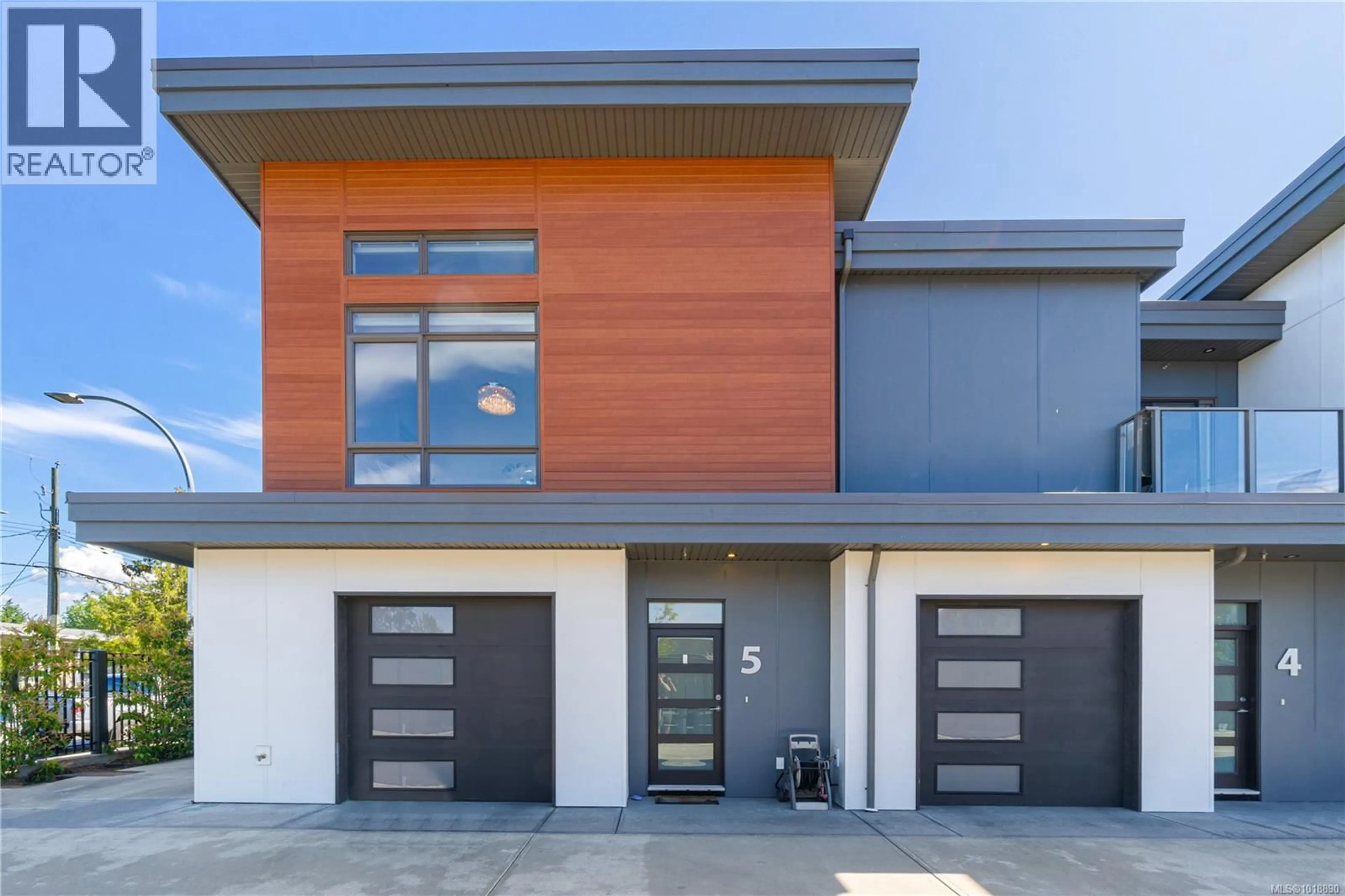 Home with vinyl exterior material, street for 5 - 243 CORFIELD STREET SOUTH, Parksville British Columbia V9P1M3