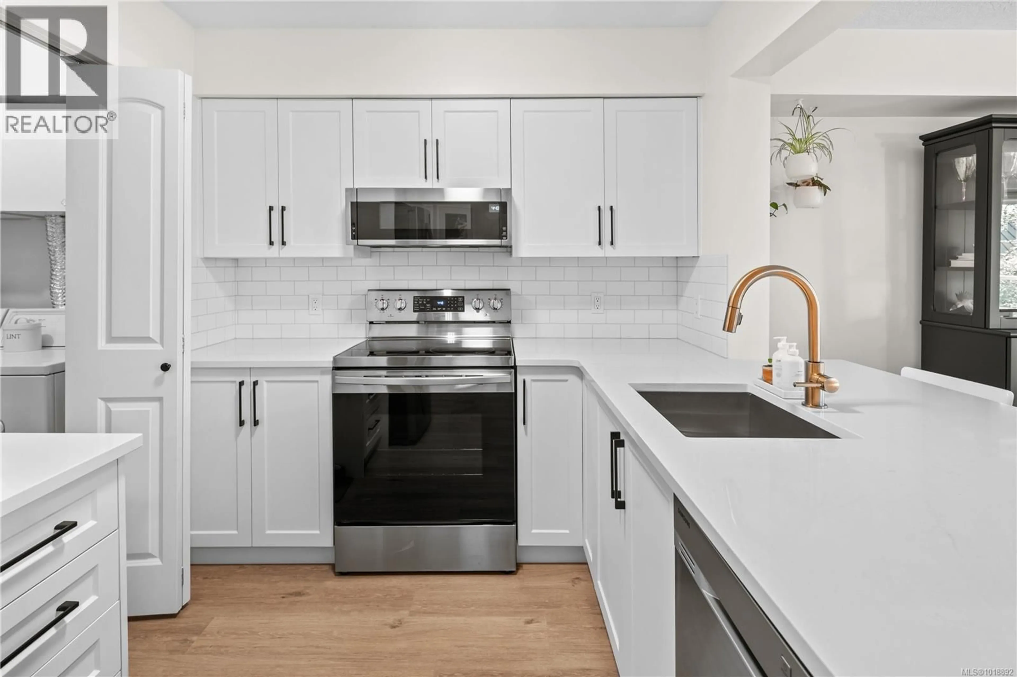 Standard kitchen, unknown for 220 - 2245 JAMES WHITE BOULEVARD, Sidney British Columbia V8L1Z5