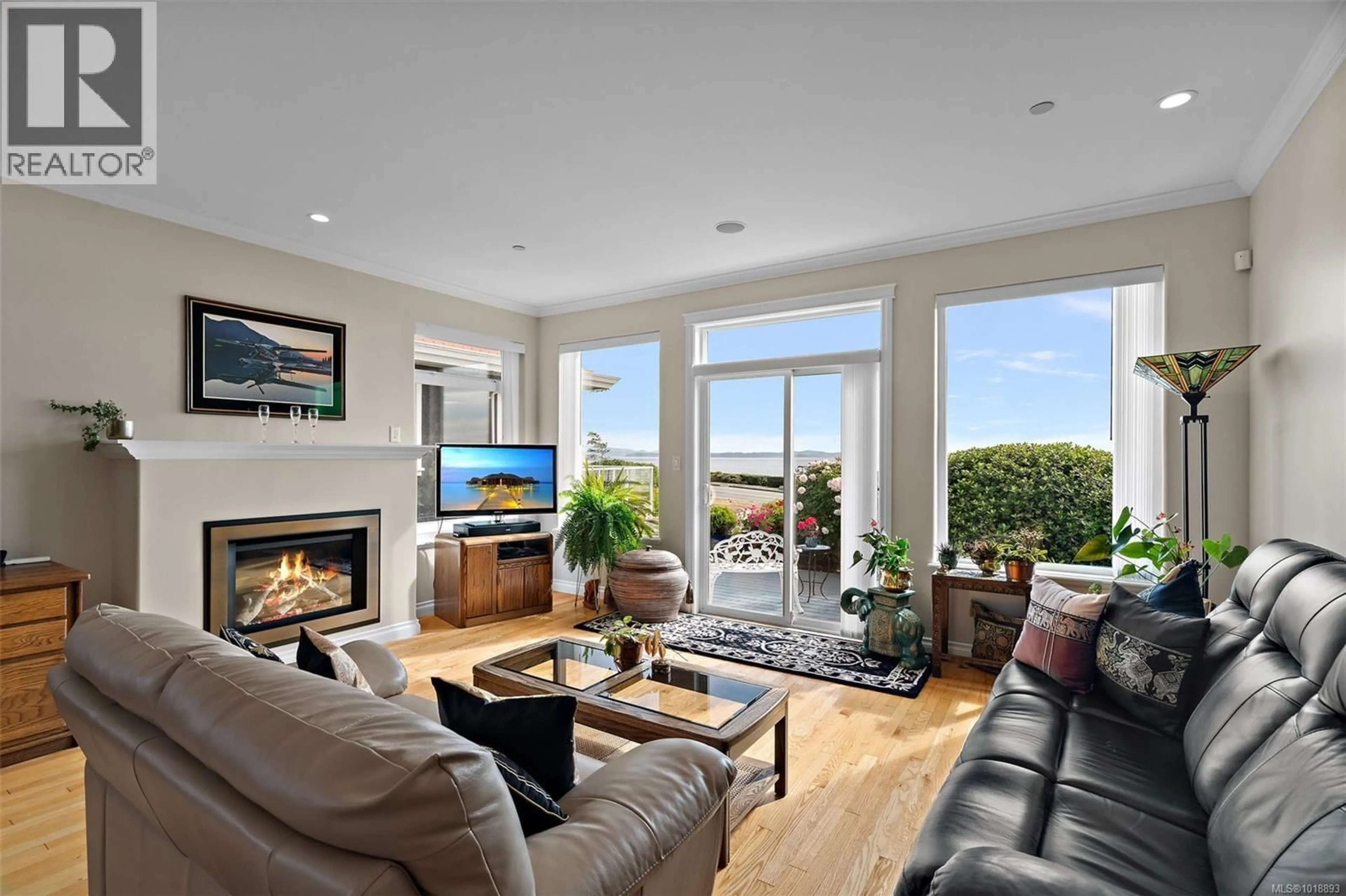 Living room with furniture, unknown for 9452 LOCHSIDE DRIVE, Sidney British Columbia V8L1N8