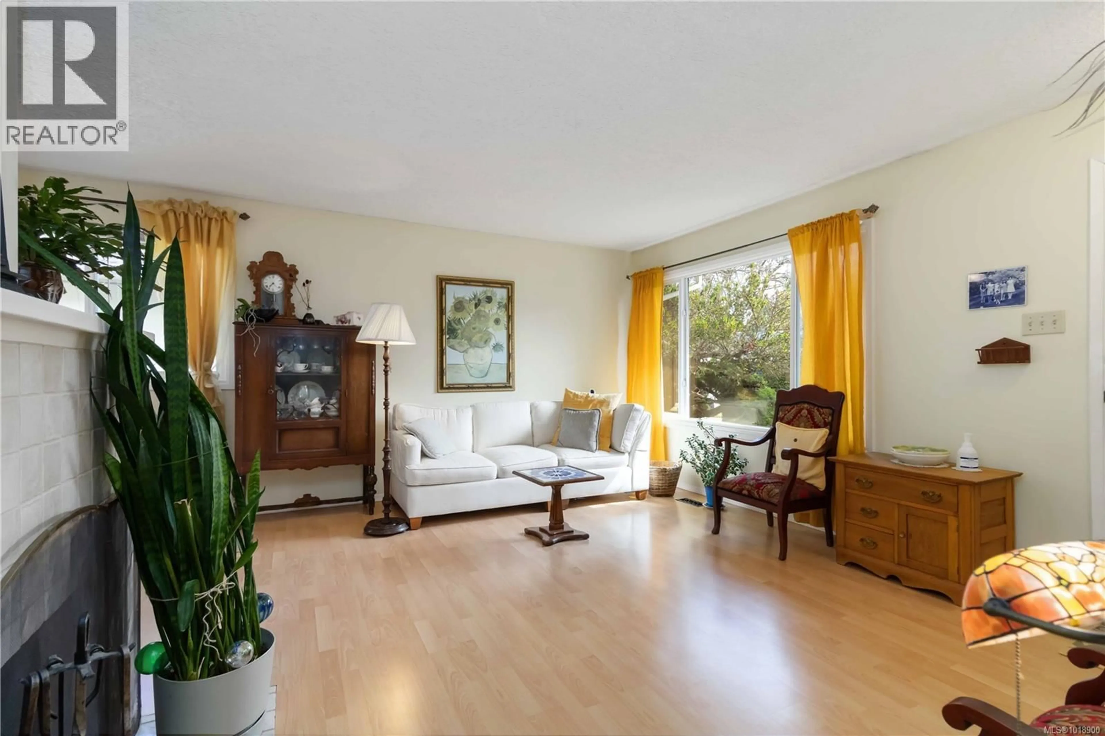 Living room with furniture, wood/laminate floor for 1204 HAULTAIN STREET, Victoria British Columbia V8T1V7