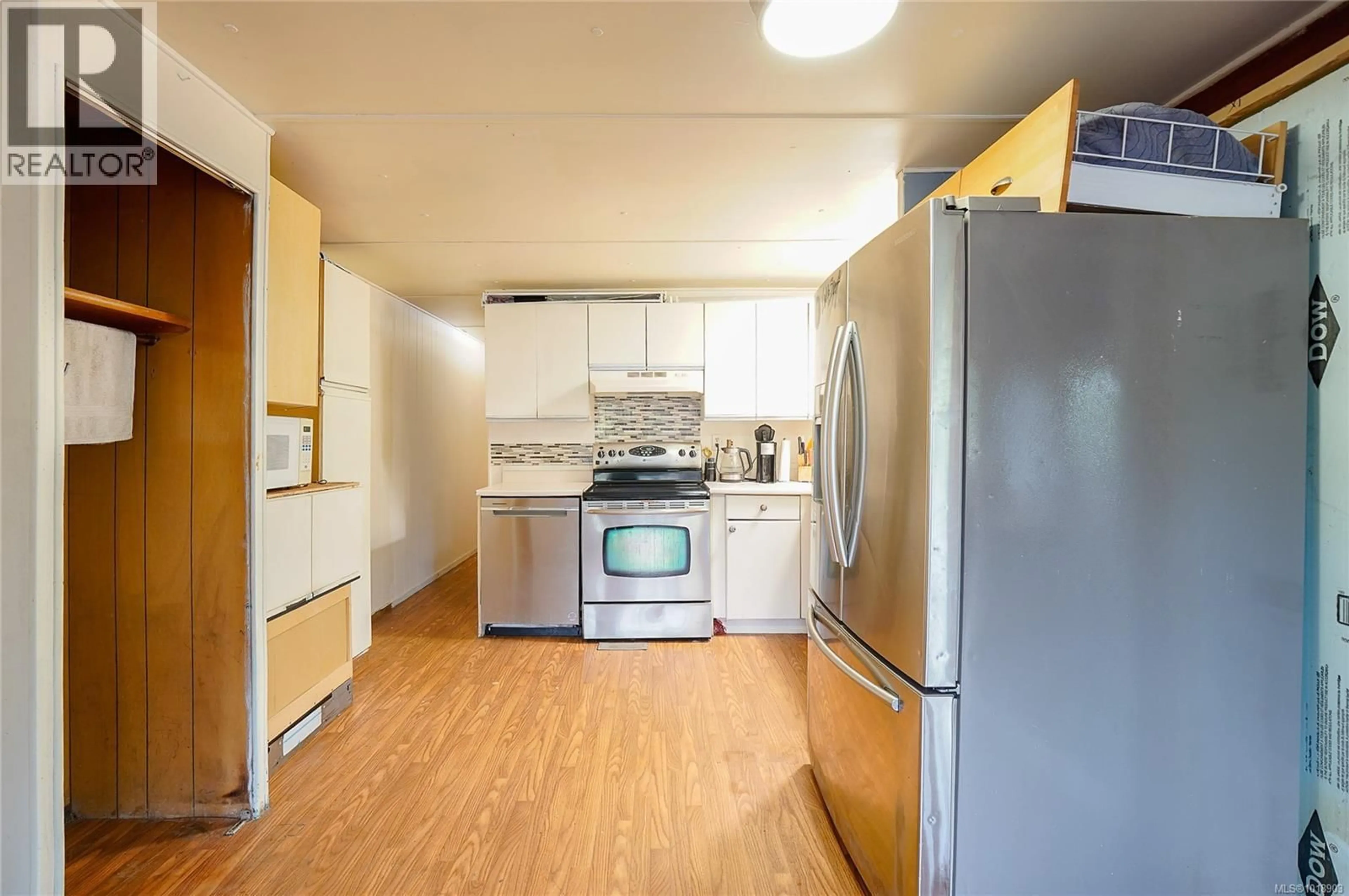 Standard kitchen, unknown for 440 ORCA CRESCENT, Ucluelet British Columbia V0R3A0