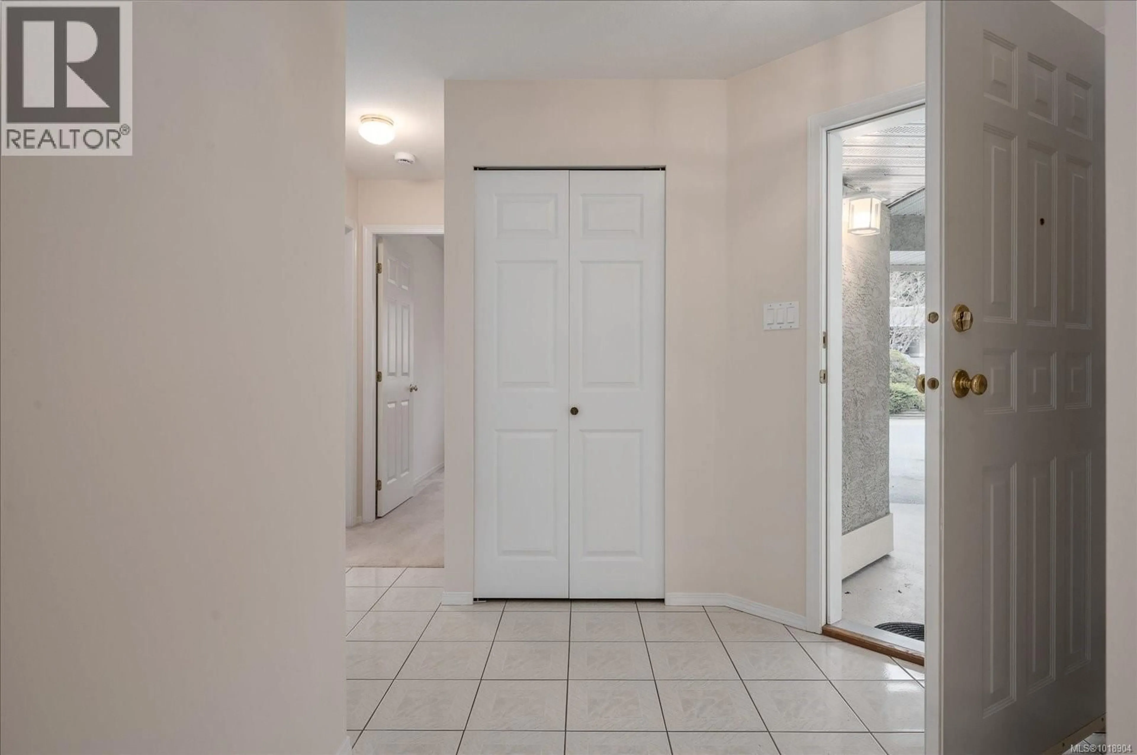 Indoor entryway for 6081 PLEASANT VALLEY WAY, Nanaimo British Columbia V9T6E7
