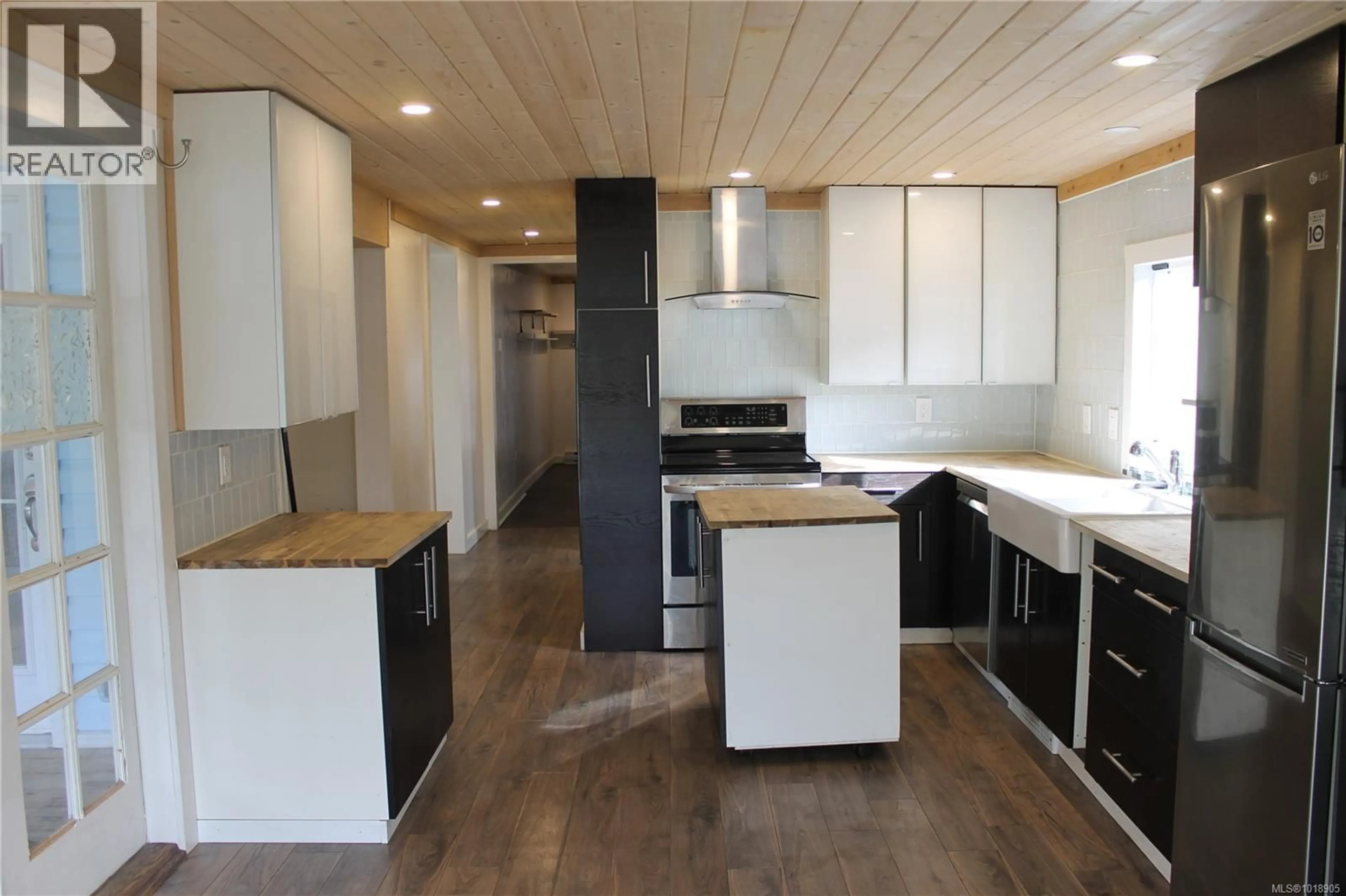 Open concept kitchen, wood/laminate floor for 34 - 2785 WALLBANK ROAD, Shawnigan Lake British Columbia V0R2W2