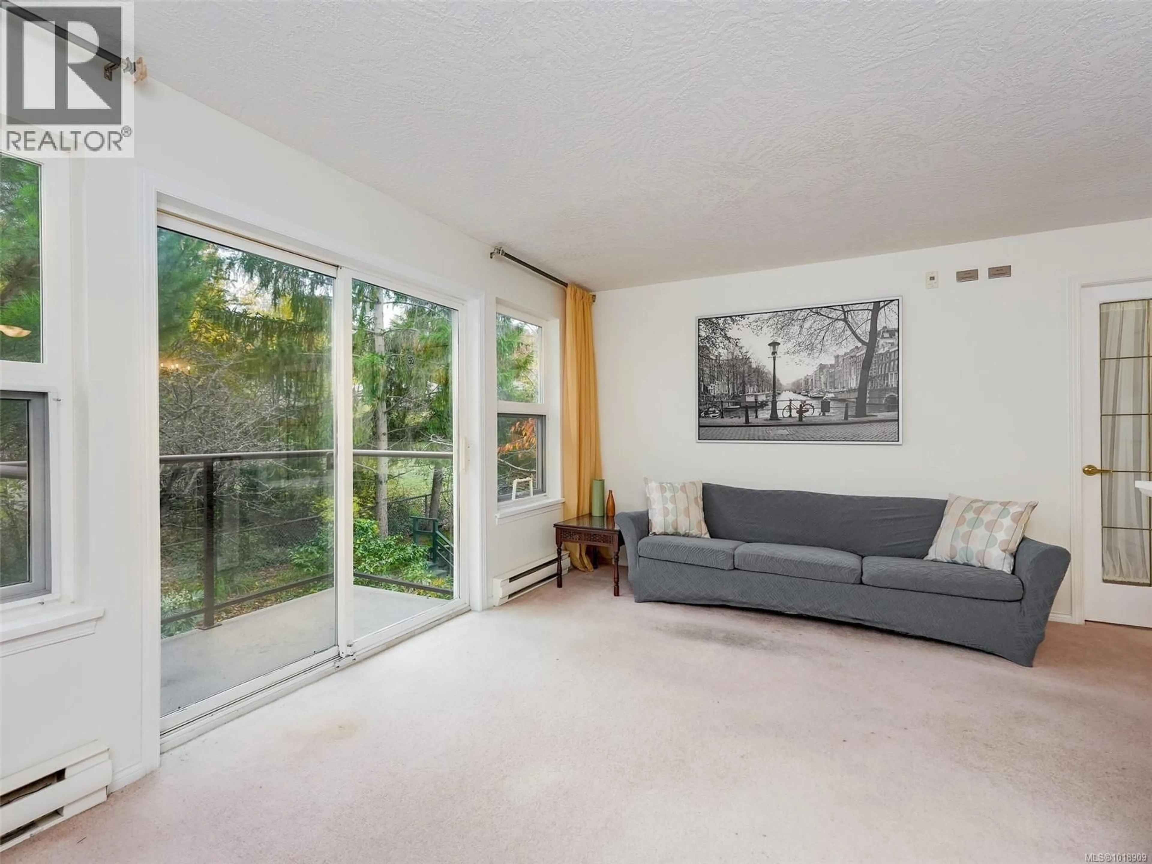 Living room with furniture, unknown for 213 - 1485 GARNET ROAD, Saanich British Columbia V8P5T5