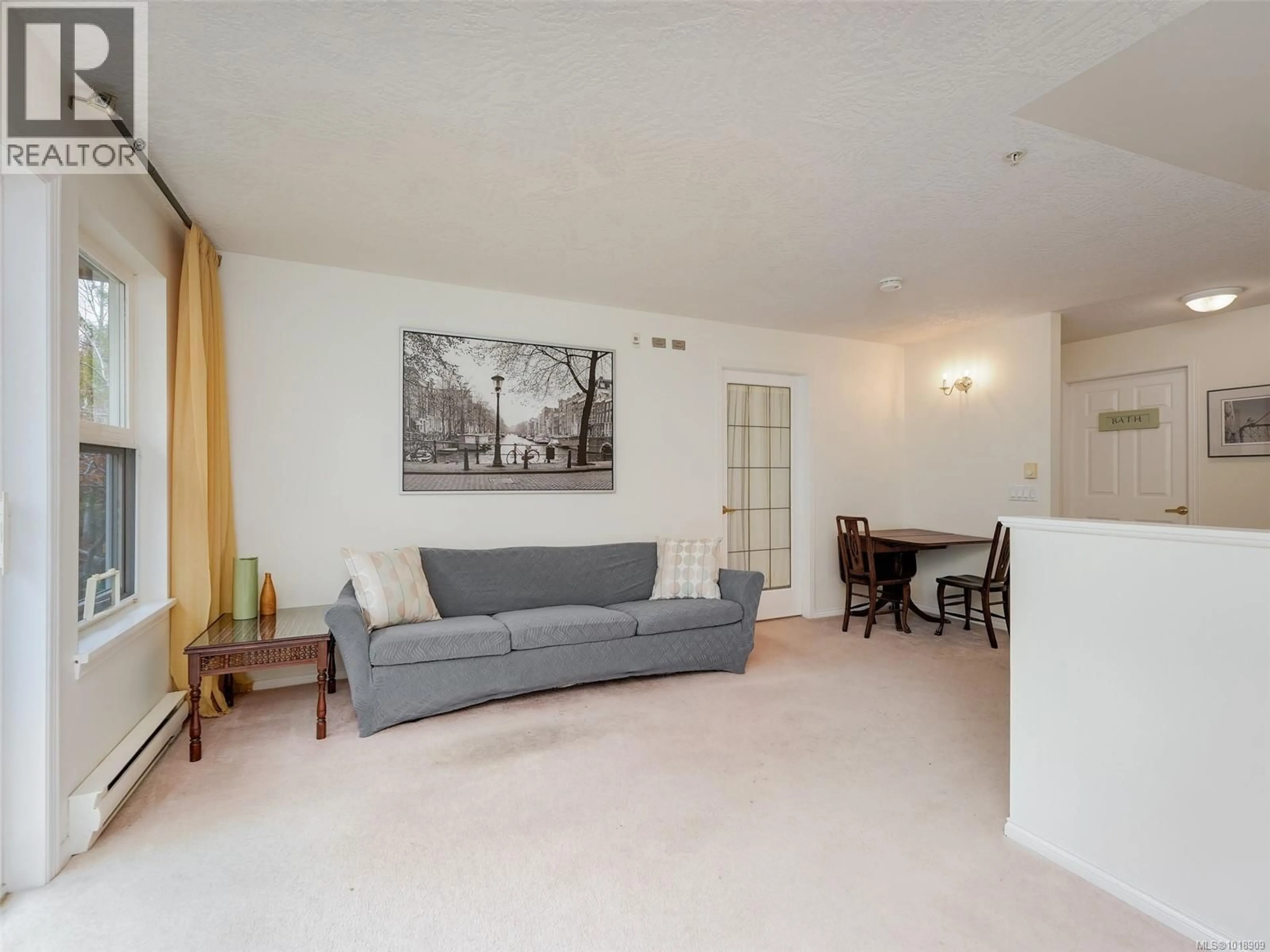 Living room with furniture, unknown for 213 - 1485 GARNET ROAD, Saanich British Columbia V8P5T5