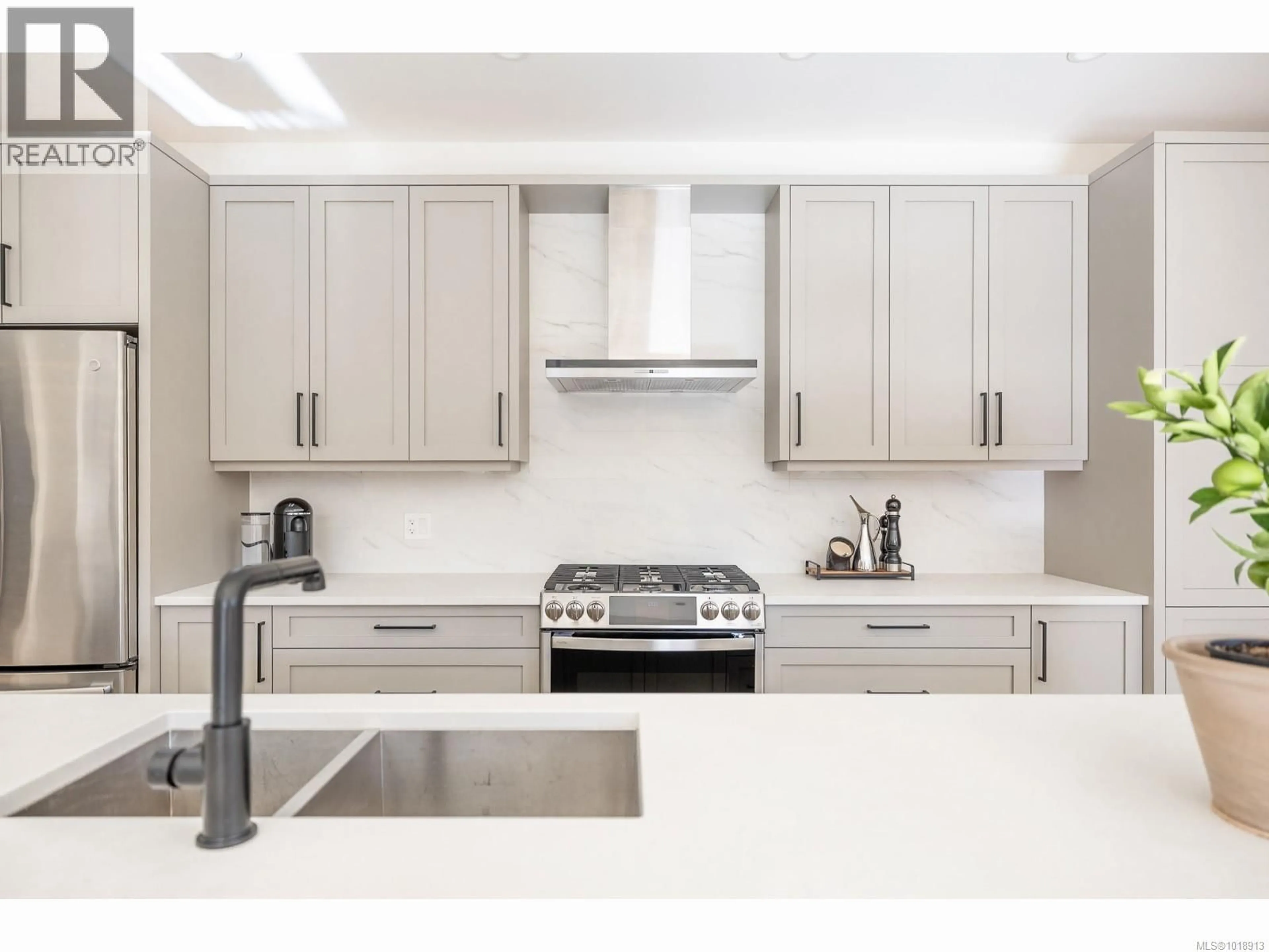 Contemporary kitchen, unknown for 850 CLAYMORE CRESCENT, Qualicum Beach British Columbia V9K0A9