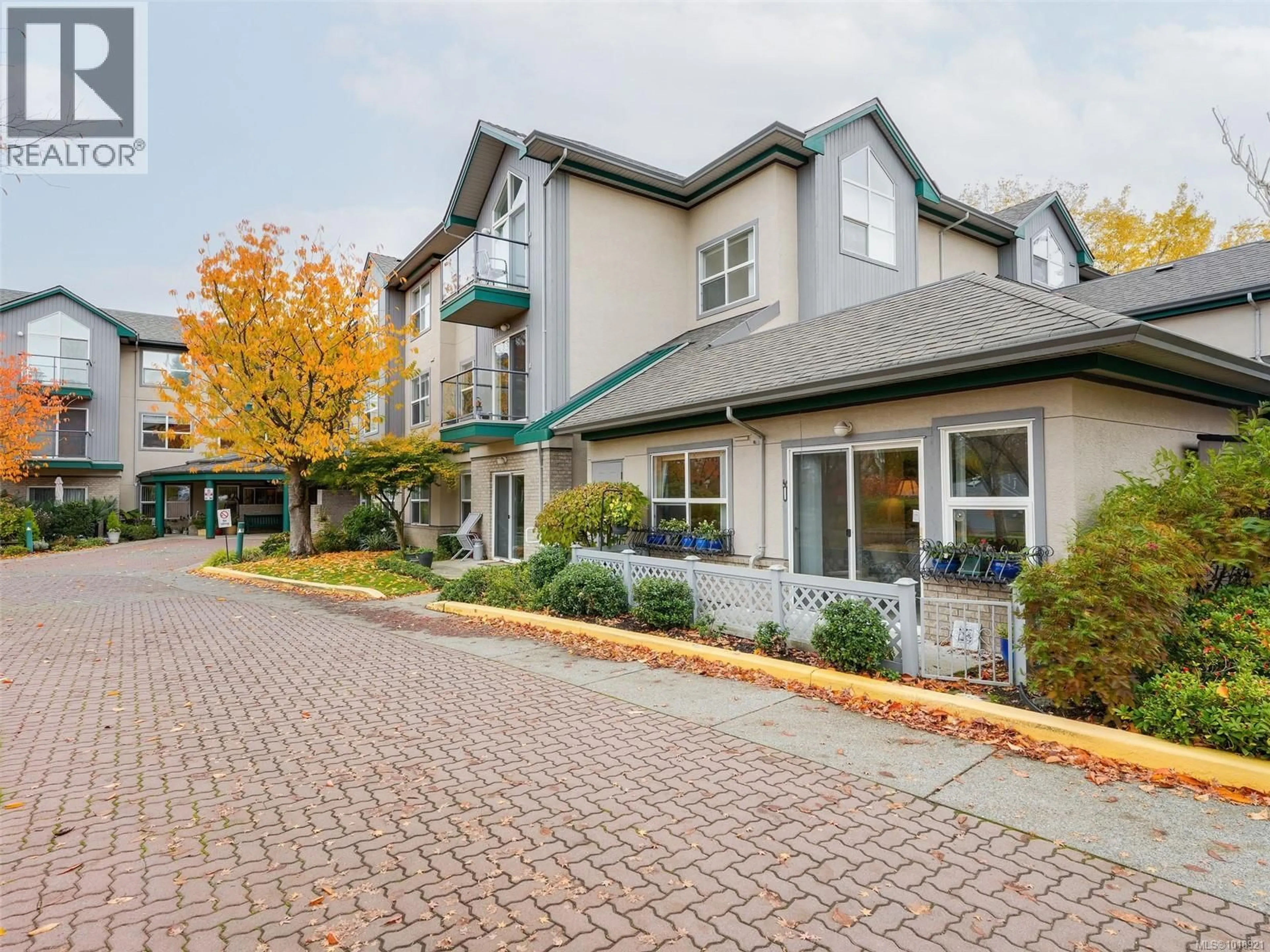 Patio, unknown for 114 - 1485 GARNET ROAD, Saanich British Columbia V8P5T5