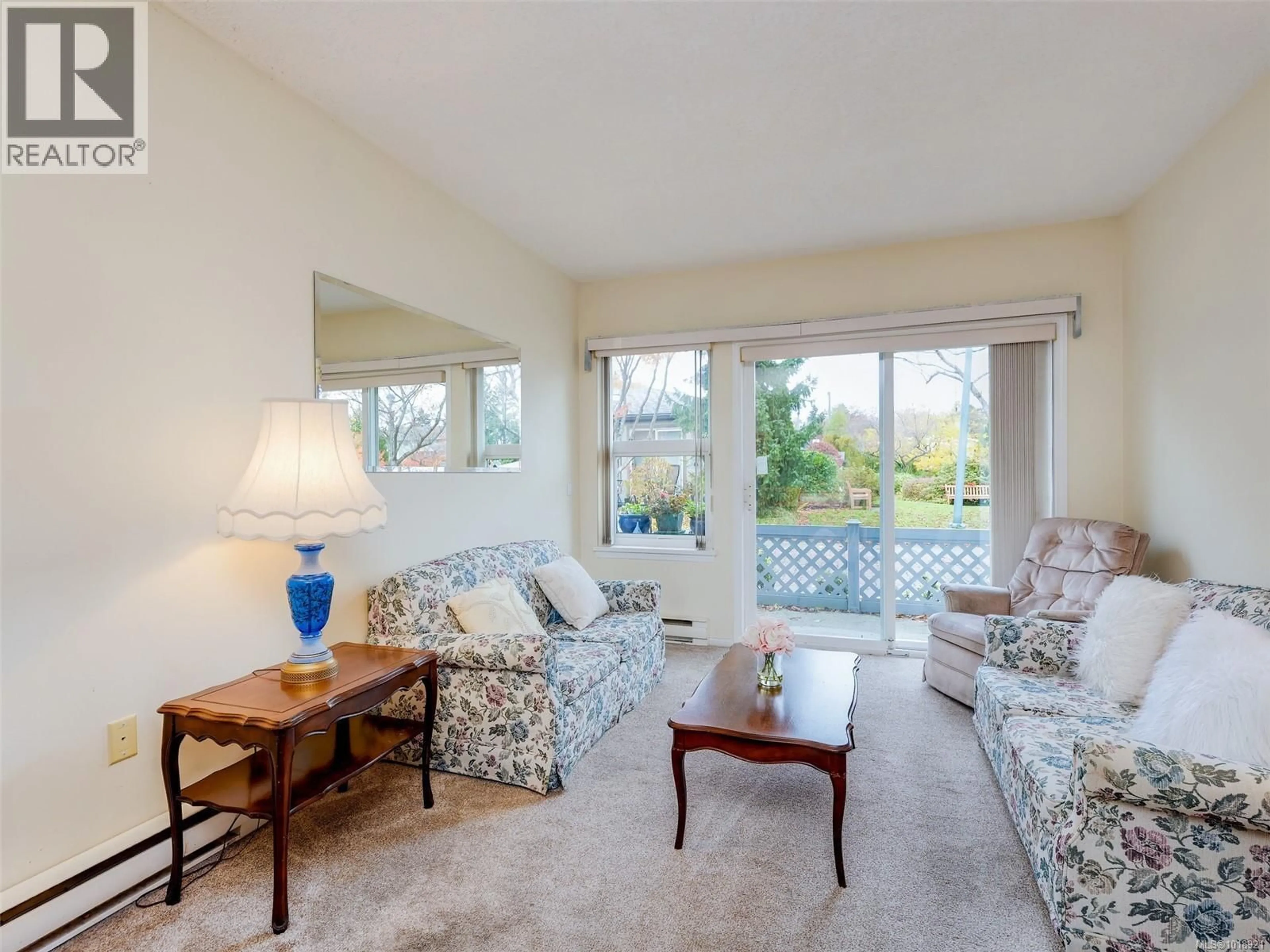 Living room with furniture, unknown for 114 - 1485 GARNET ROAD, Saanich British Columbia V8P5T5