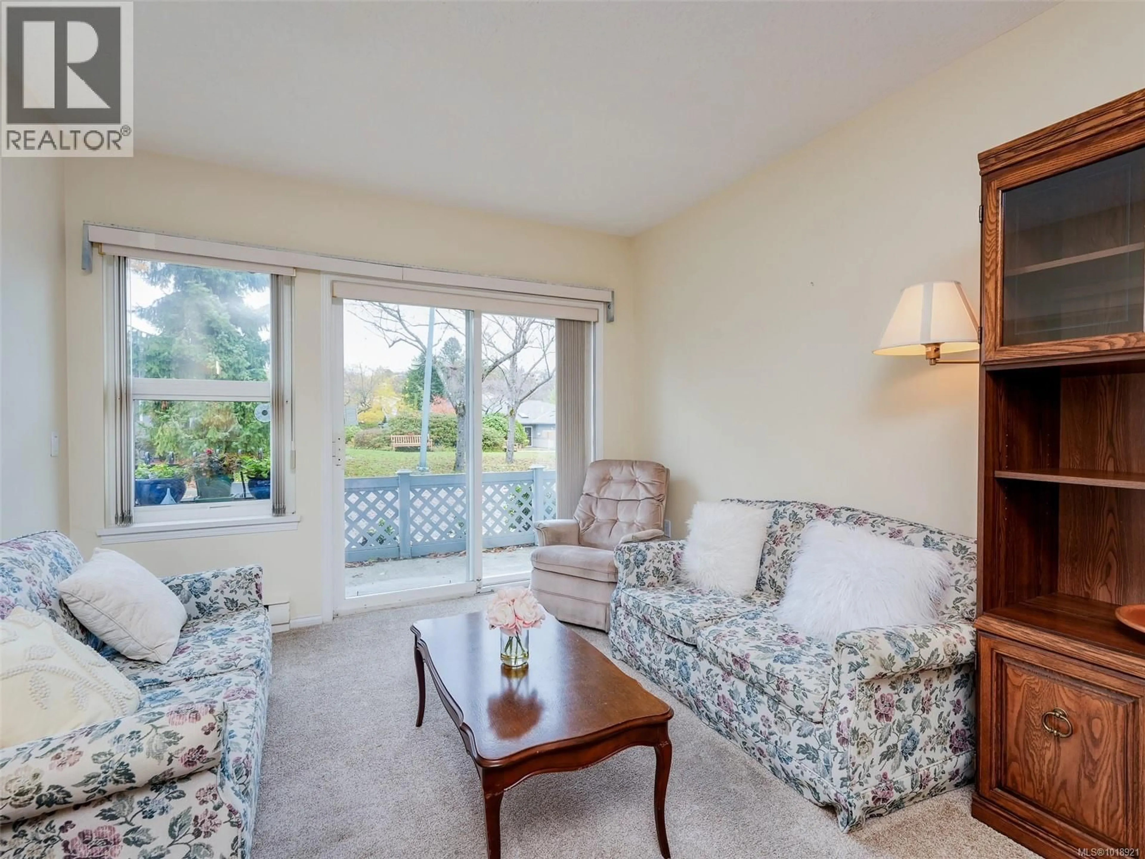 Living room with furniture, unknown for 114 - 1485 GARNET ROAD, Saanich British Columbia V8P5T5