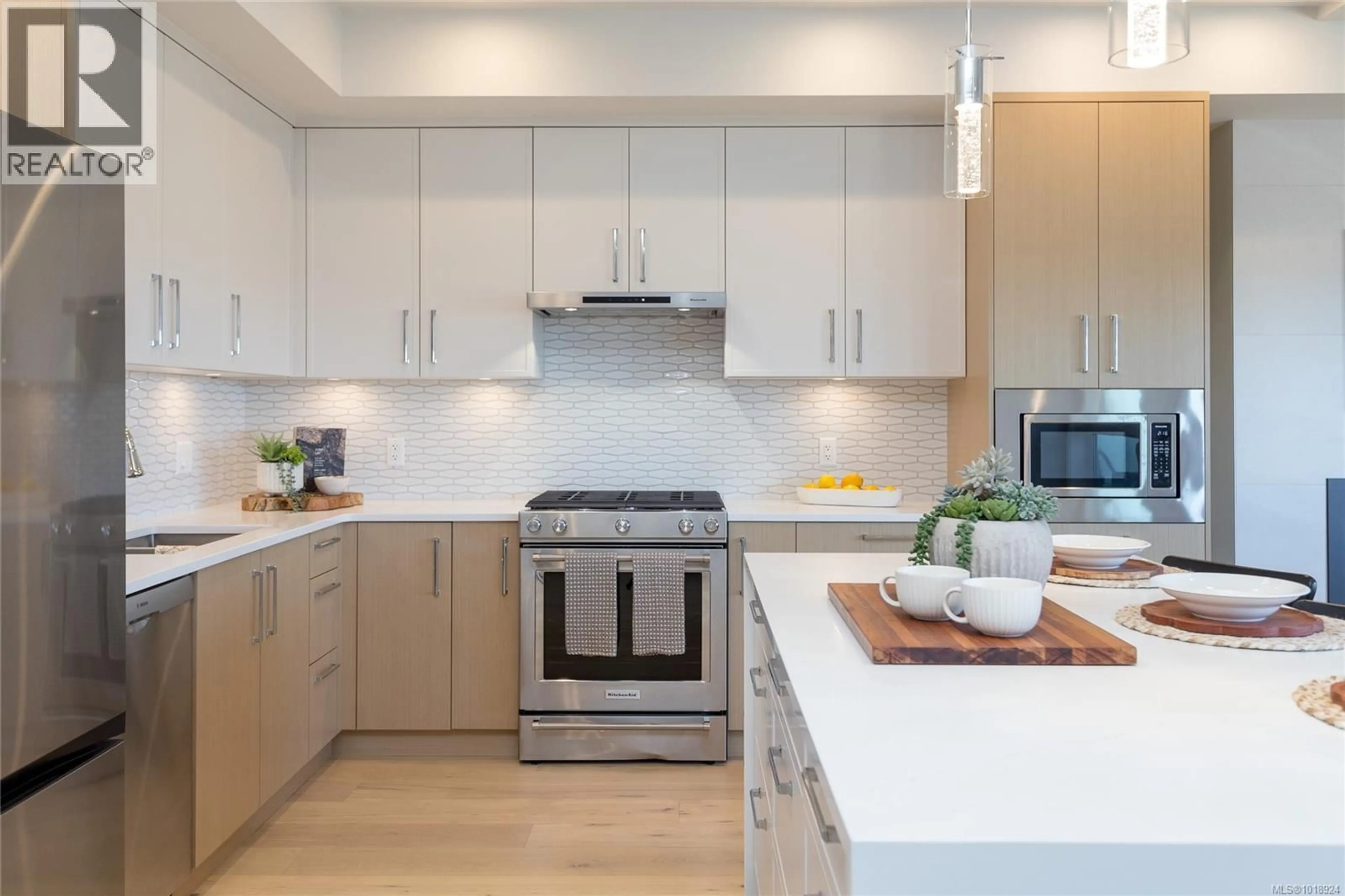 Contemporary kitchen, unknown for 305 - 9818 FOURTH STREET, Sidney British Columbia V8L2Z3