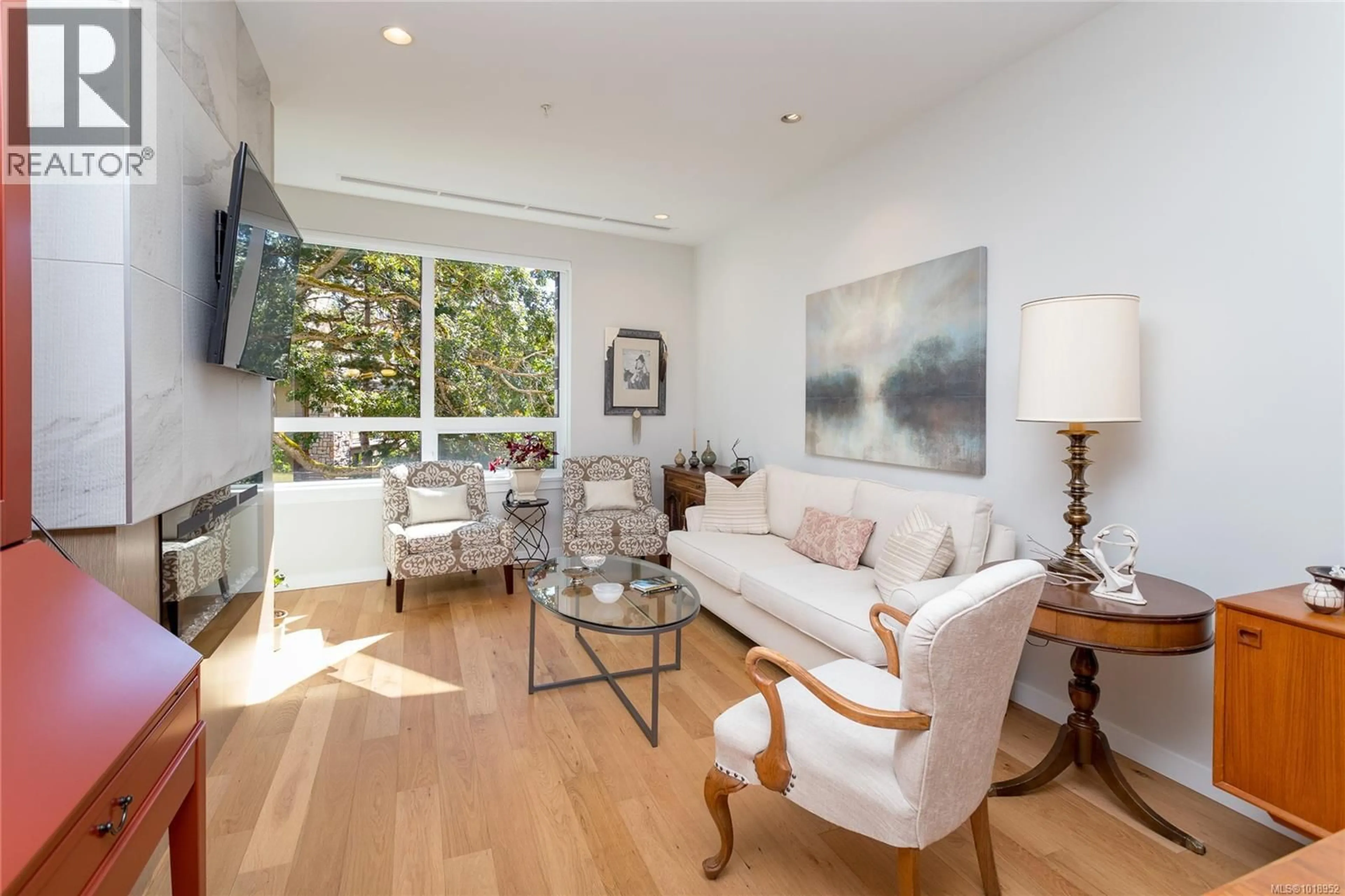 Living room with furniture, wood/laminate floor for 203 - 1201 FORT STREET, Victoria British Columbia V8V3L1