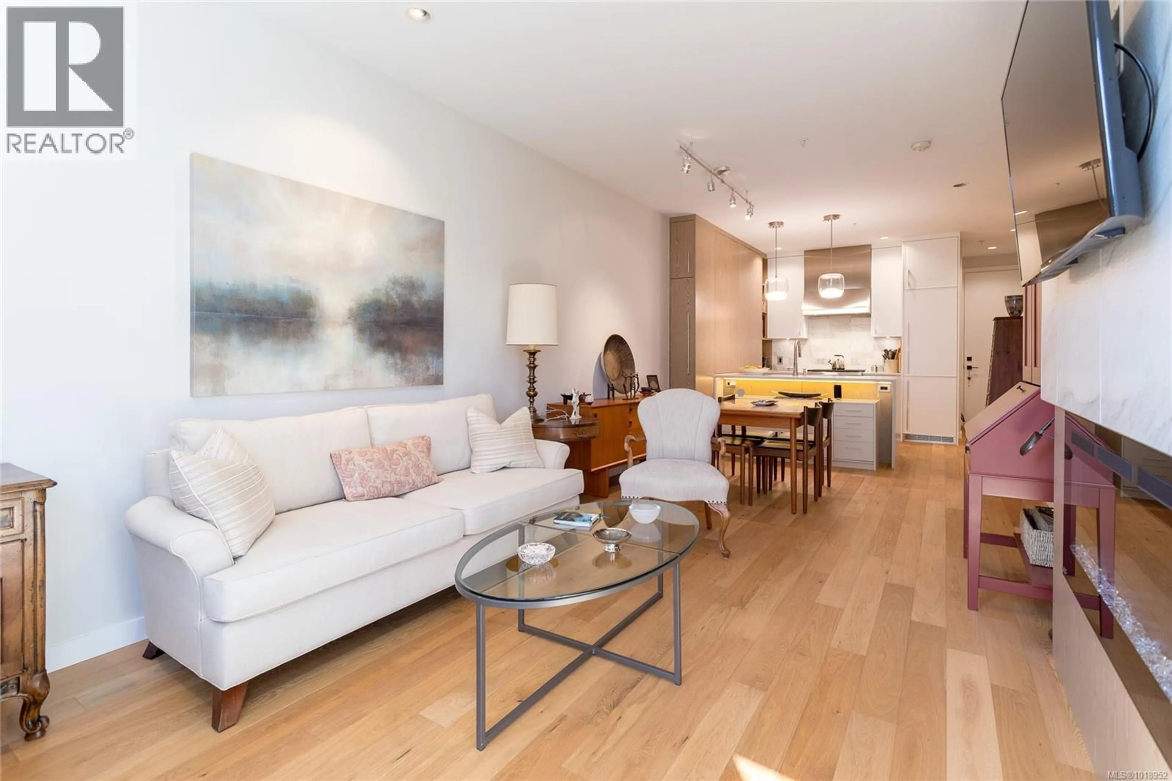 Living room with furniture, unknown for 203 - 1201 FORT STREET, Victoria British Columbia V8V3L1