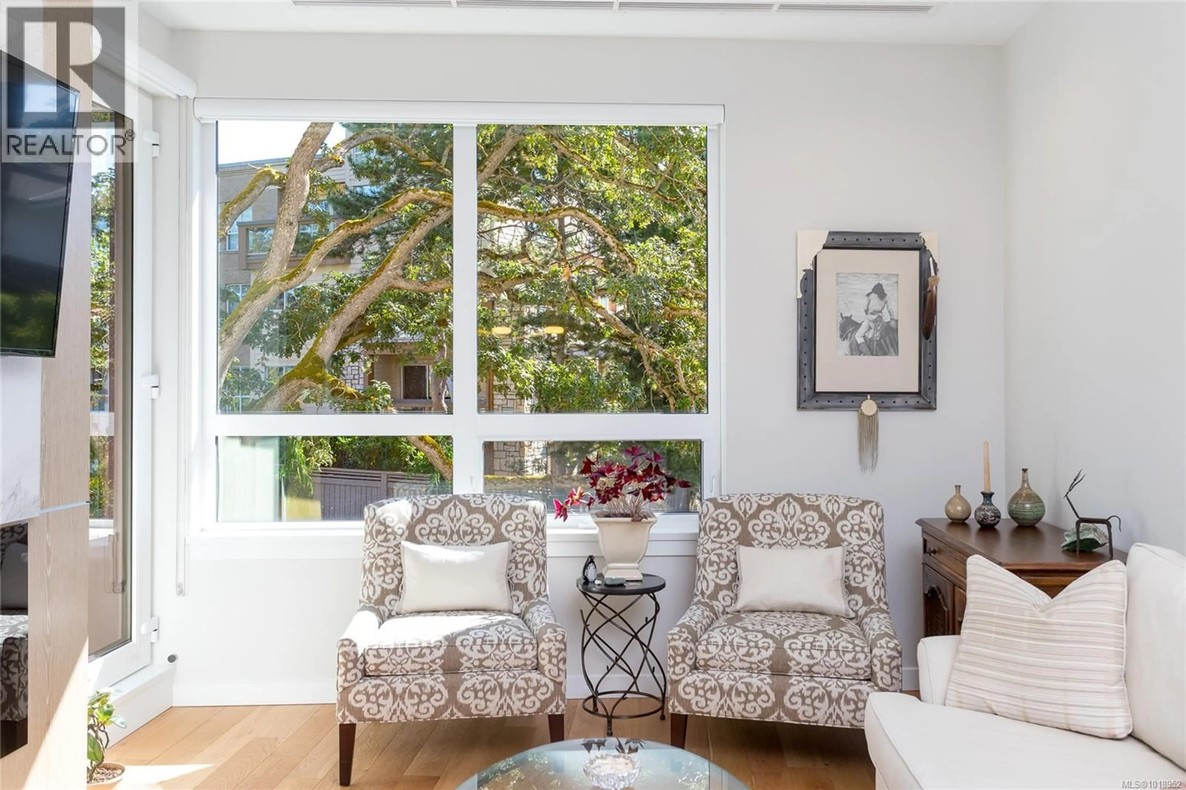 Living room with furniture, wood/laminate floor for 203 - 1201 FORT STREET, Victoria British Columbia V8V3L1