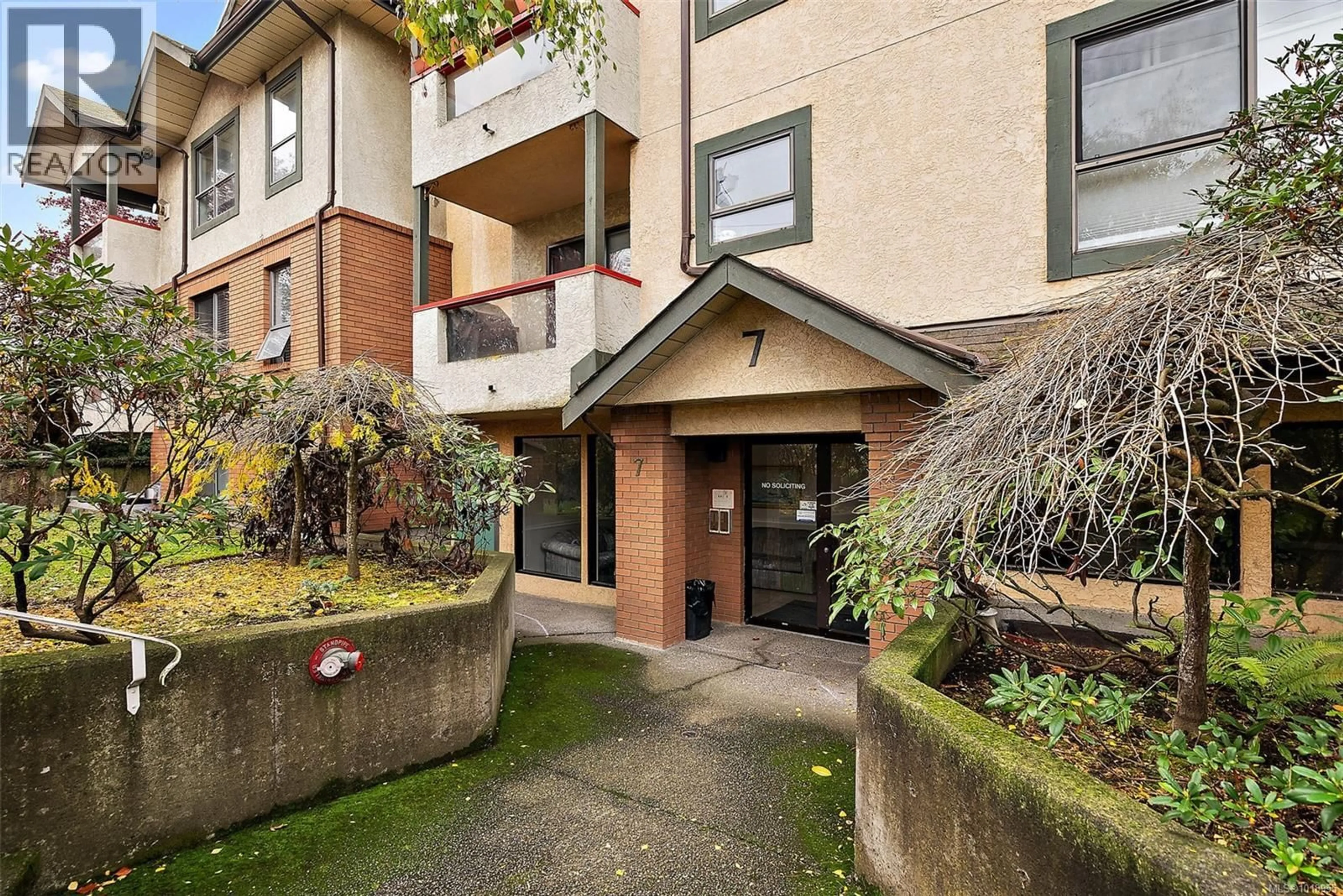 Unknown for 202 - 7 GORGE ROAD WEST, Saanich British Columbia V9A1L9