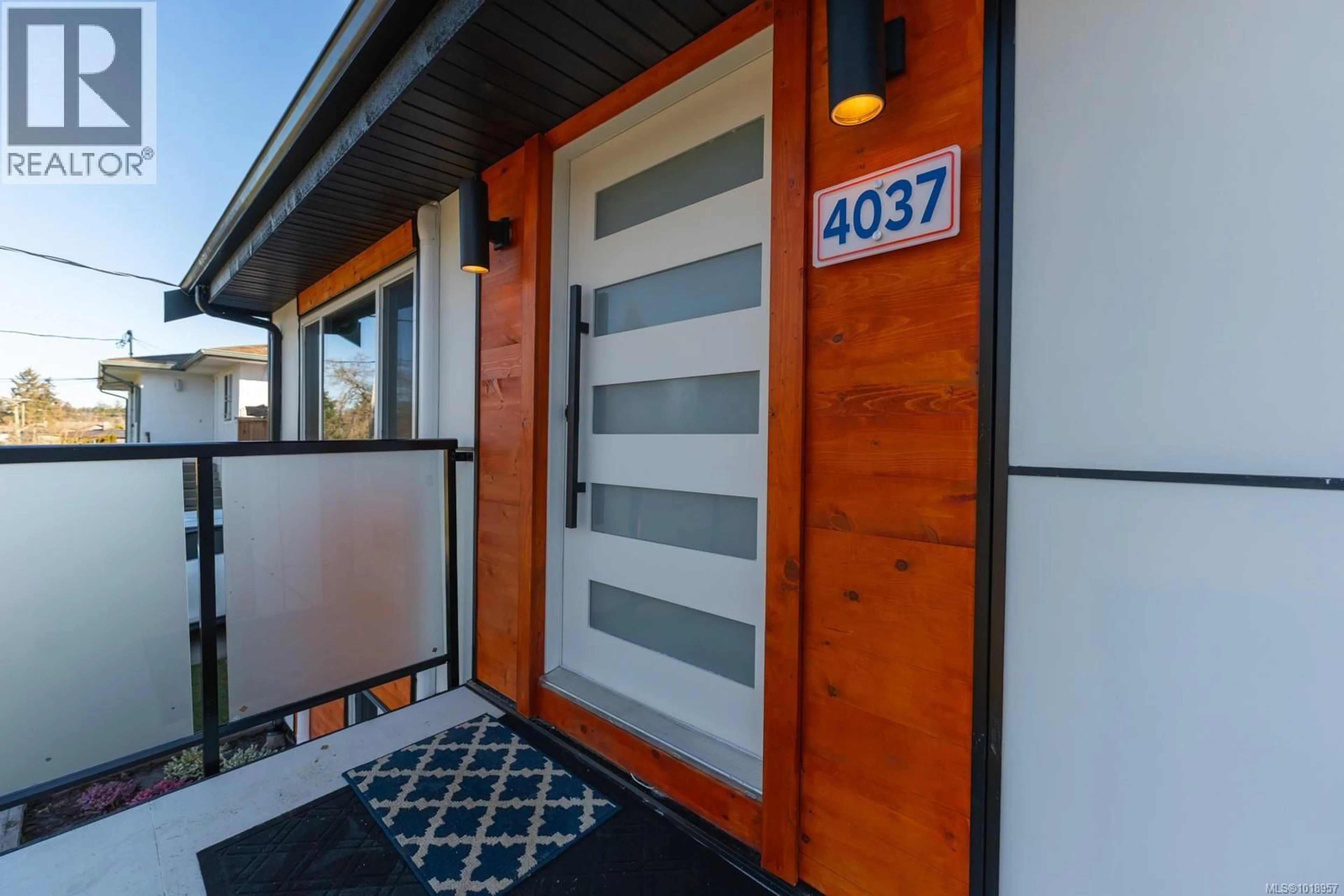 Indoor entryway for 4037 LAKEHILL PLACE, Saanich British Columbia V8X2J6