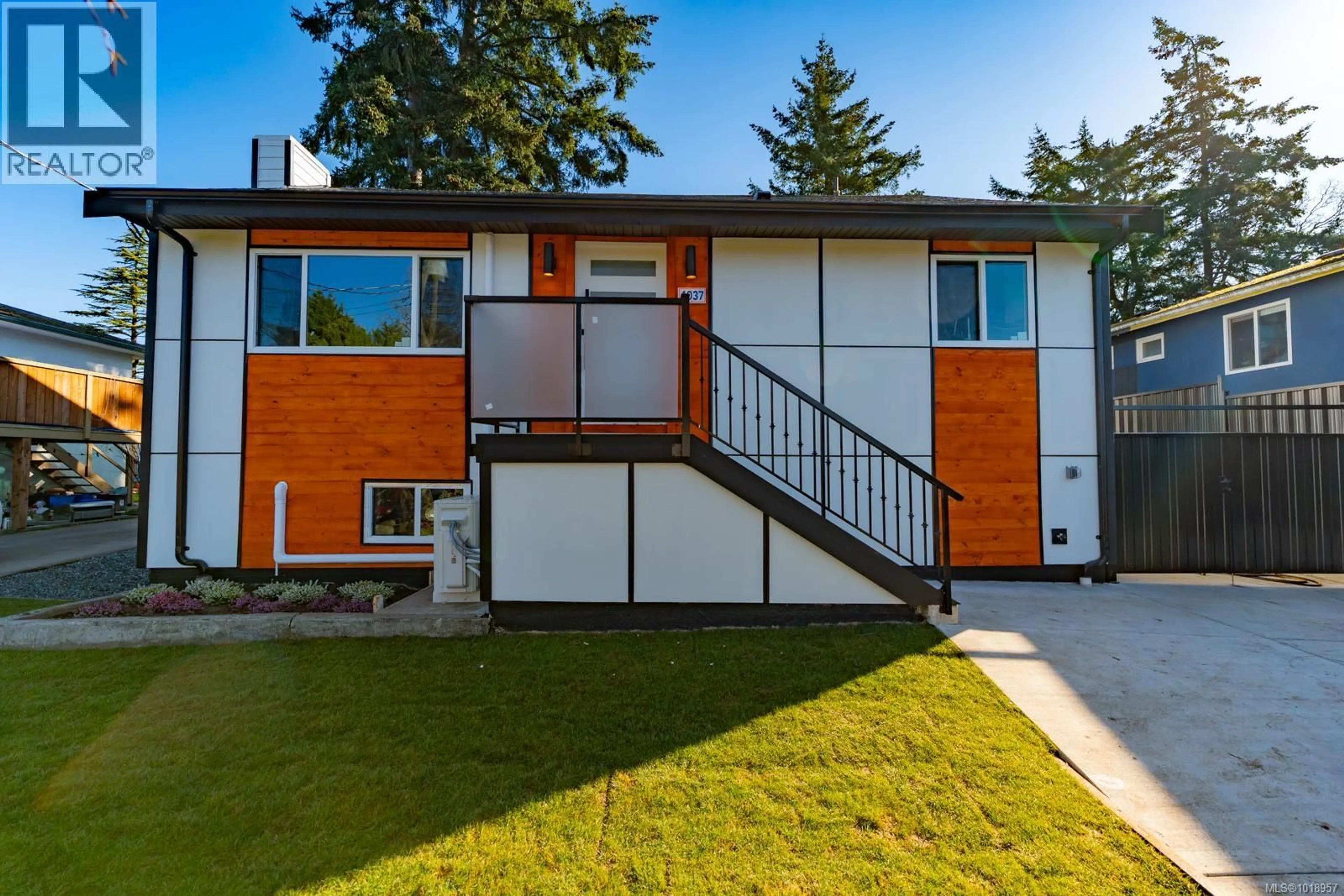 Home with vinyl exterior material, street for 4037 LAKEHILL PLACE, Saanich British Columbia V8X2J6