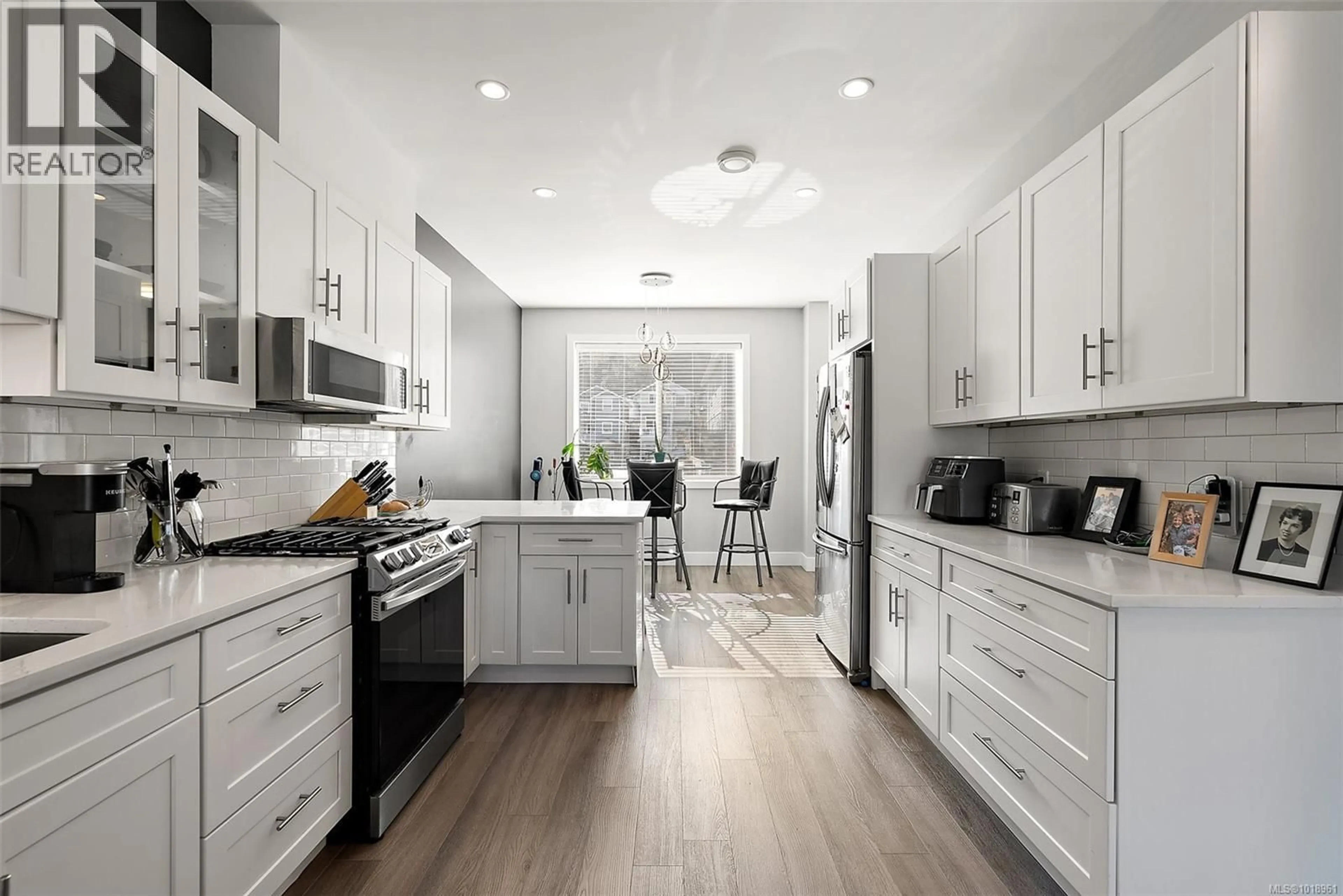 Open concept kitchen, ceramic/tile floor for 920 TURNSTONE RIDGE, Langford British Columbia V9C2Y4