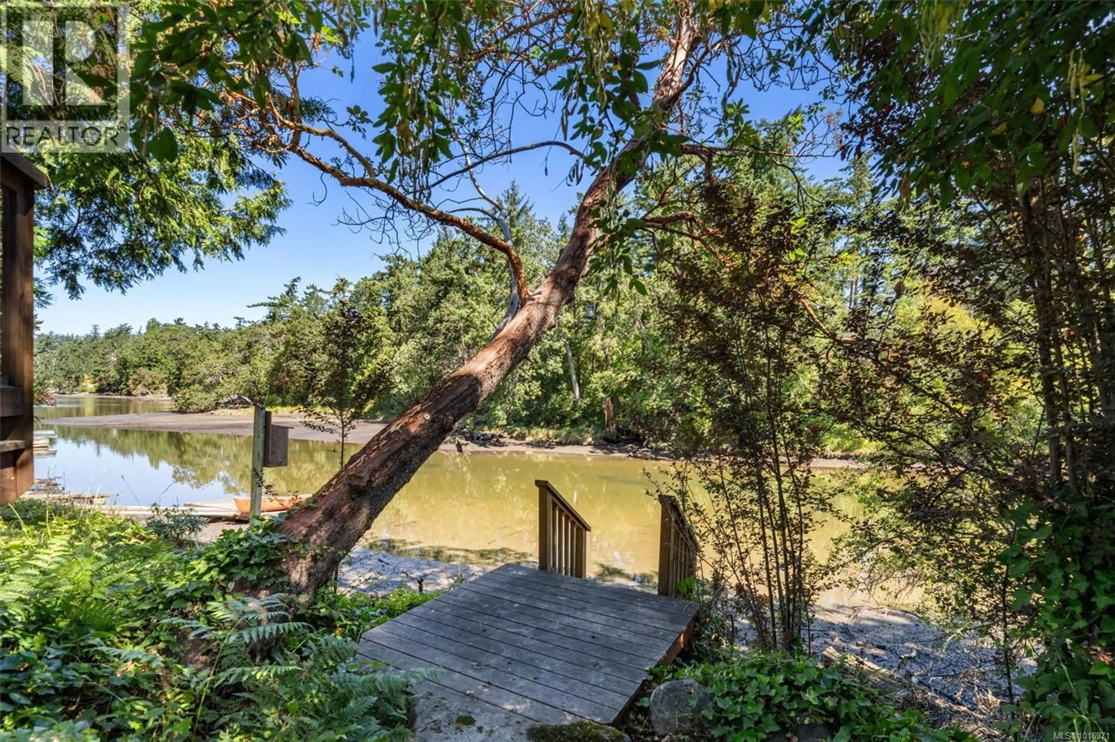 Patio, water/lake/river/ocean view for 920 ARUNDEL DRIVE, Saanich British Columbia V9A2C3