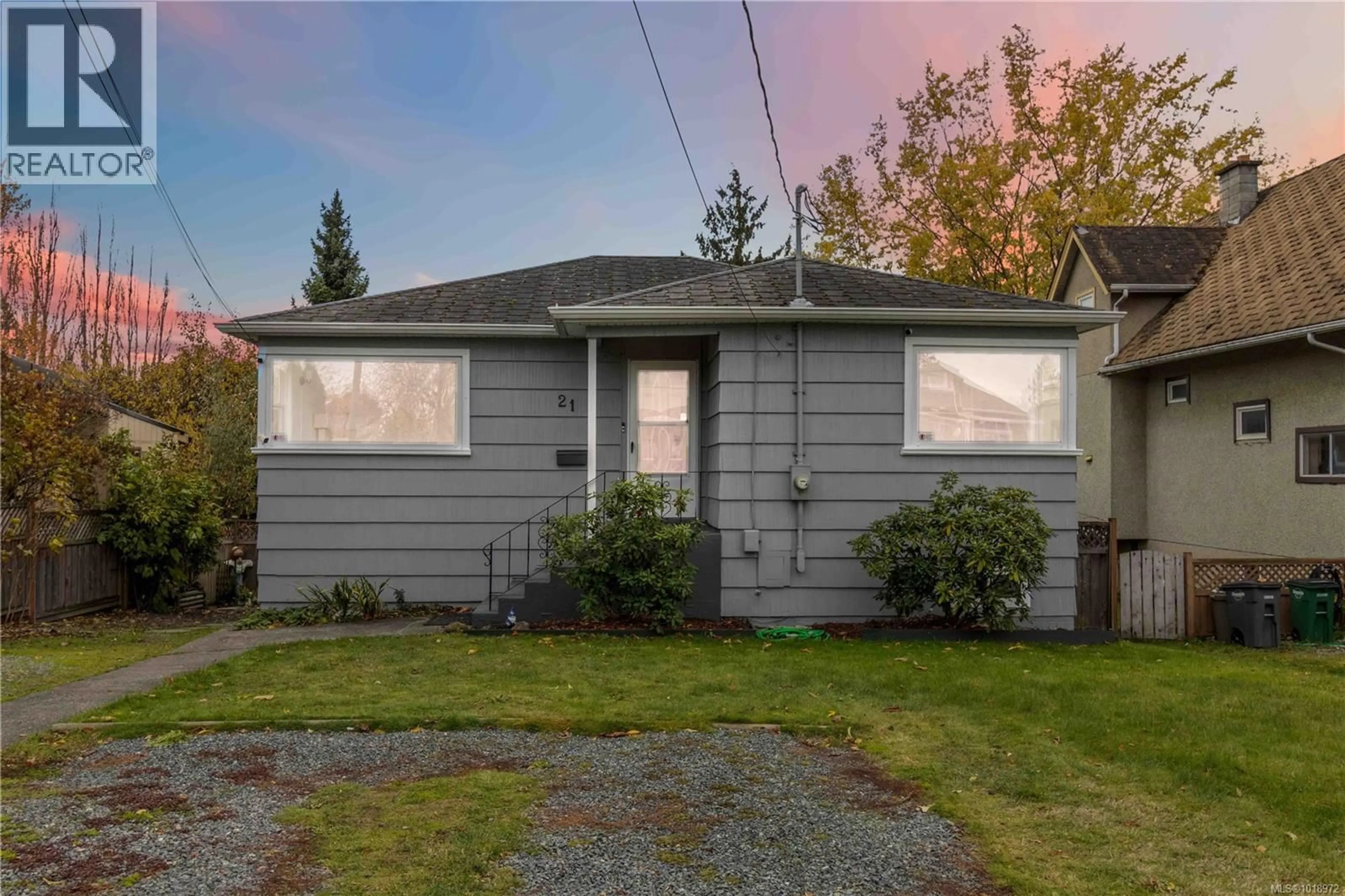 Home with vinyl exterior material, street for 21 HAMPTON ROAD, Saanich British Columbia V8Z1G5