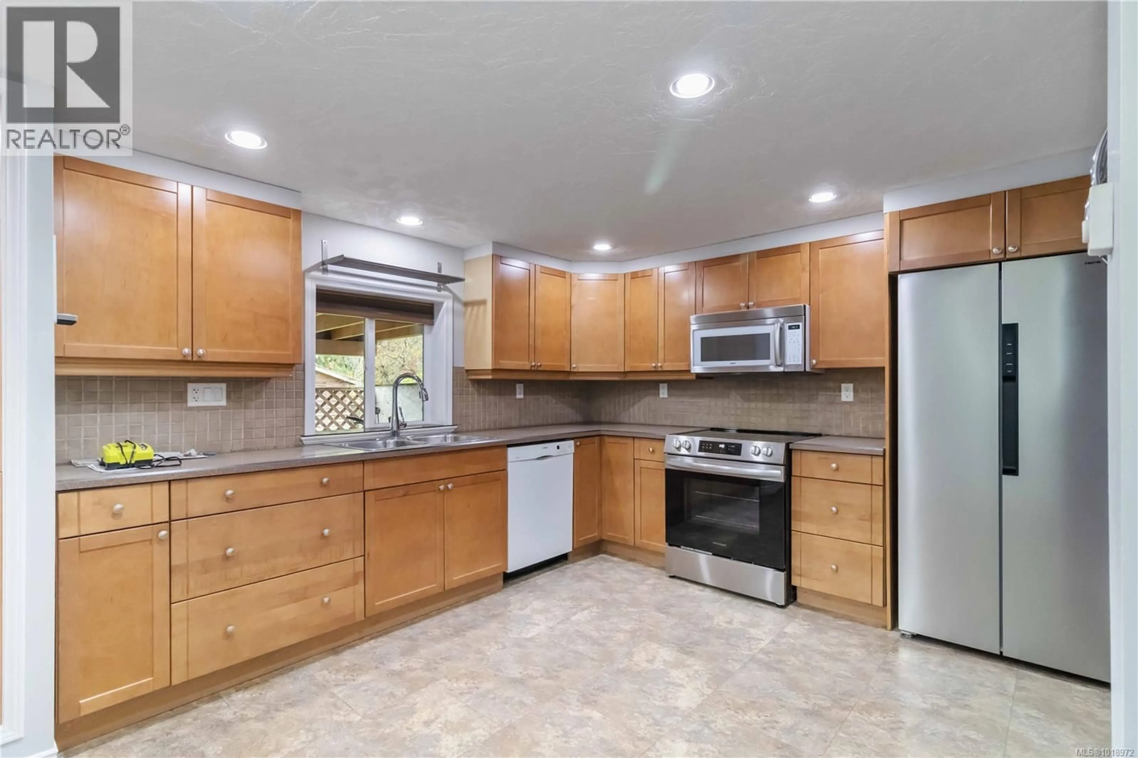 Standard kitchen, ceramic/tile floor for 21 HAMPTON ROAD, Saanich British Columbia V8Z1G5