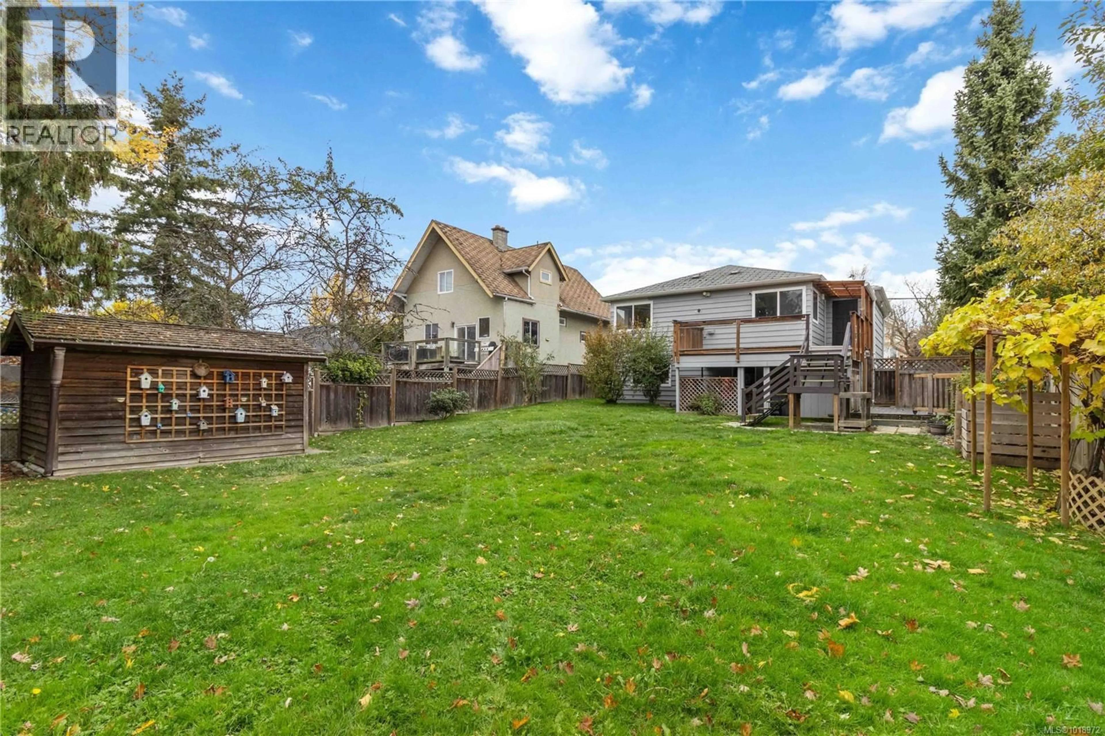 A pic from outside/outdoor area/front of a property/back of a property/a pic from drone, unknown for 21 HAMPTON ROAD, Saanich British Columbia V8Z1G5