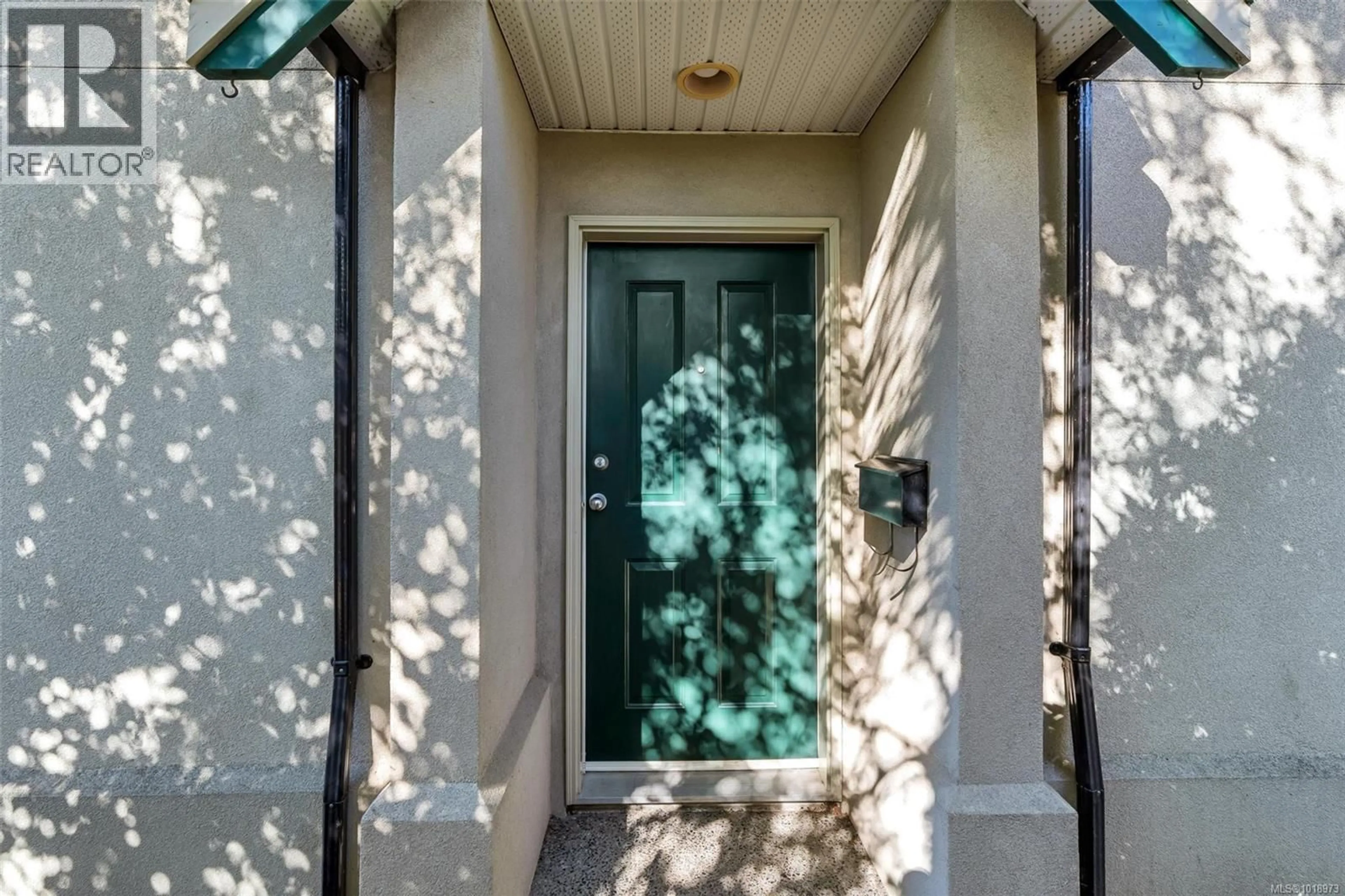 Indoor entryway for 8 - 2633 SHELBOURNE STREET, Victoria British Columbia V8R4M1