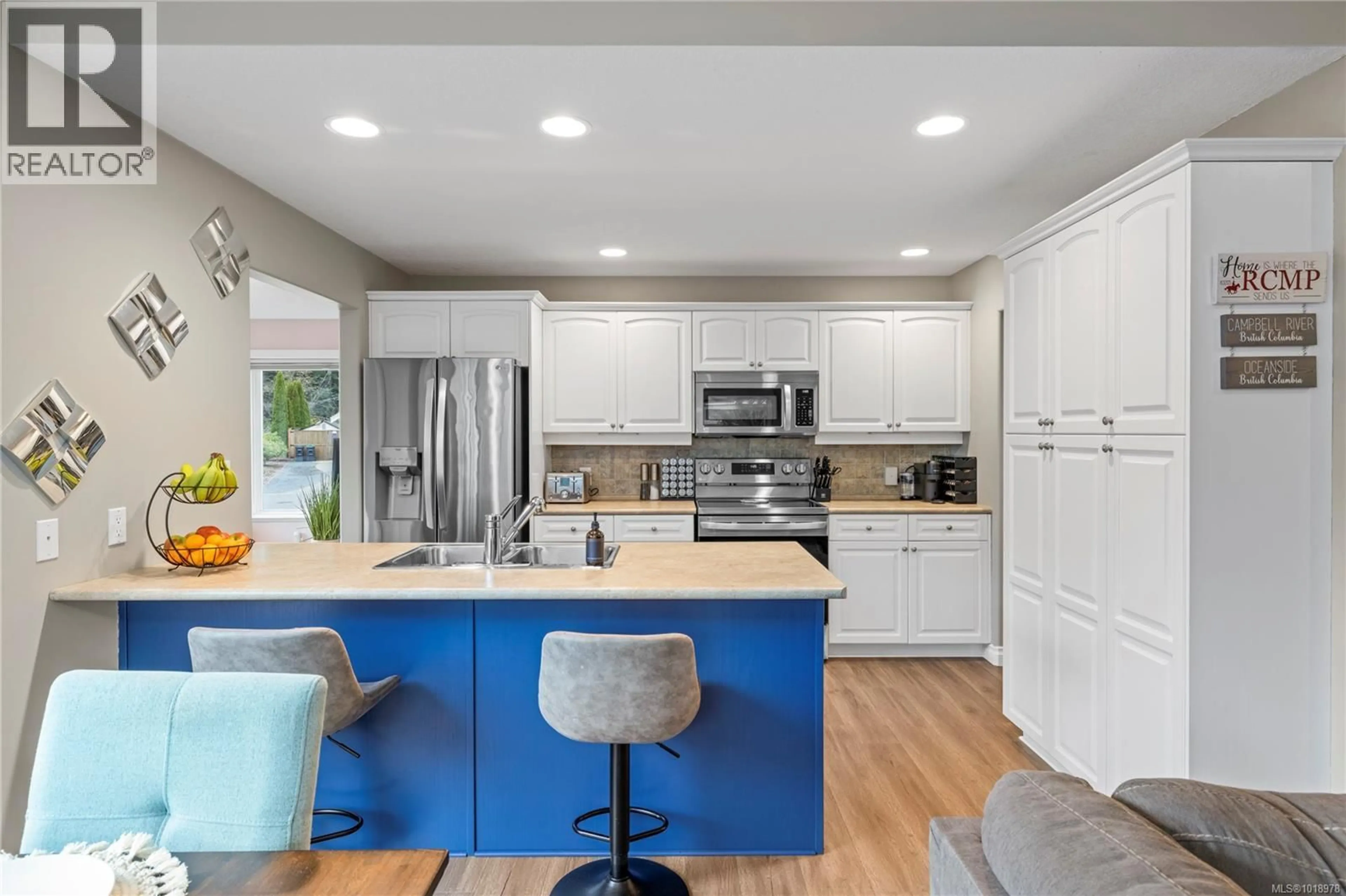 Open concept kitchen, unknown for 560 VIKING WAY, French Creek British Columbia V9P2Z5