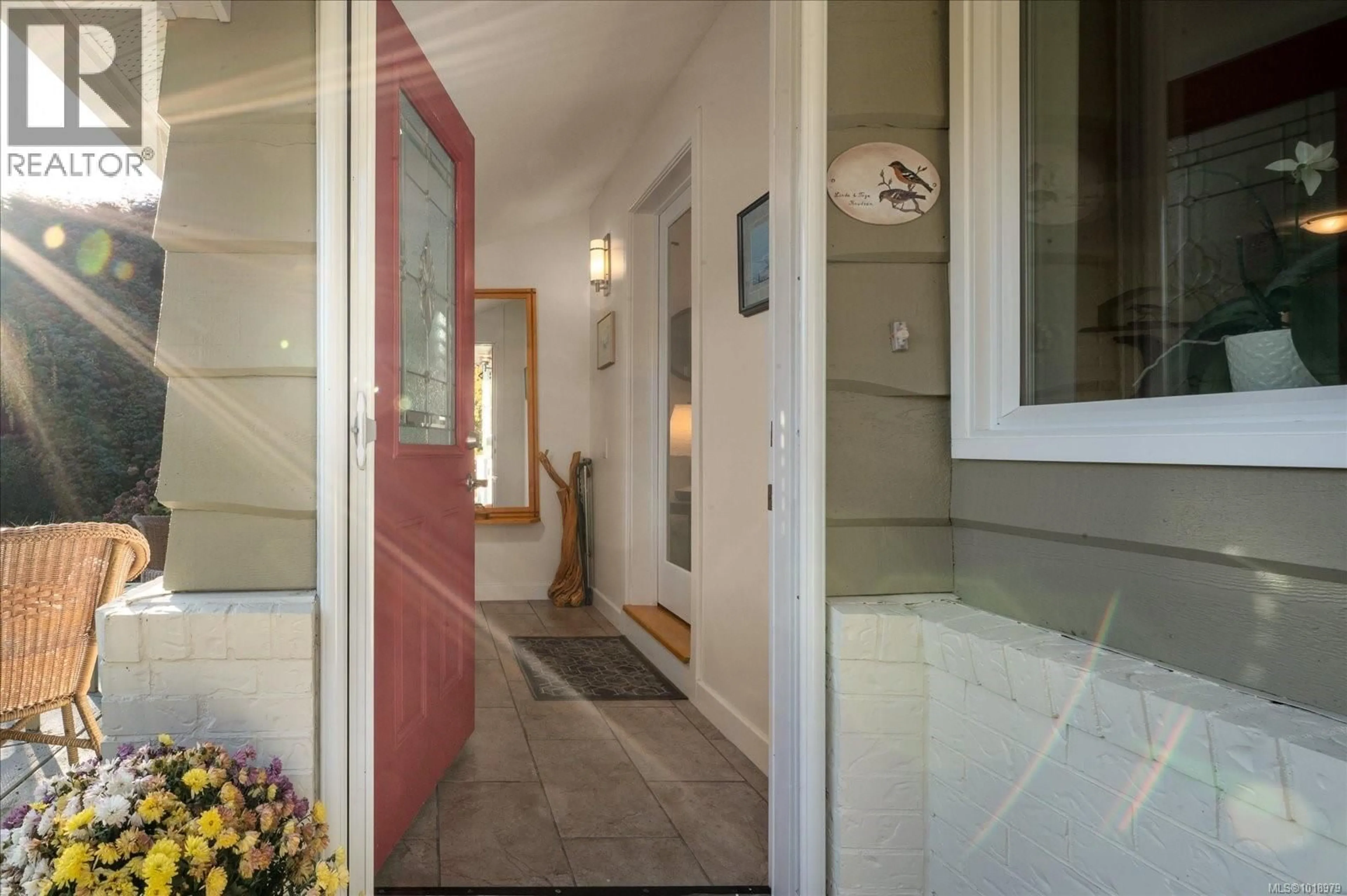 Indoor foyer for 498 DALMATIAN DRIVE, Parksville British Columbia V9P1Y4