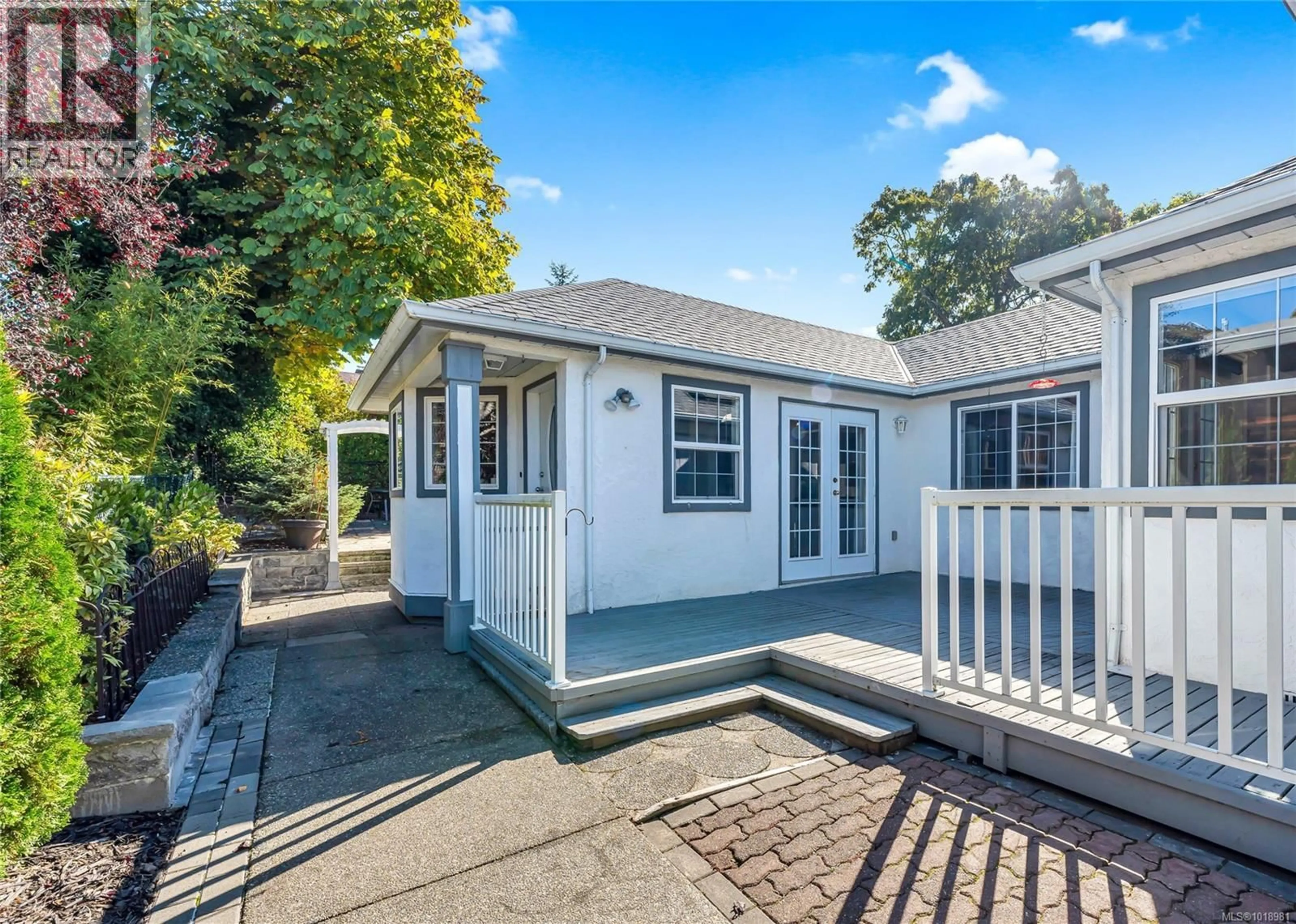 Patio, street for 3165 WASCANA STREET, Saanich British Columbia V9A1W4