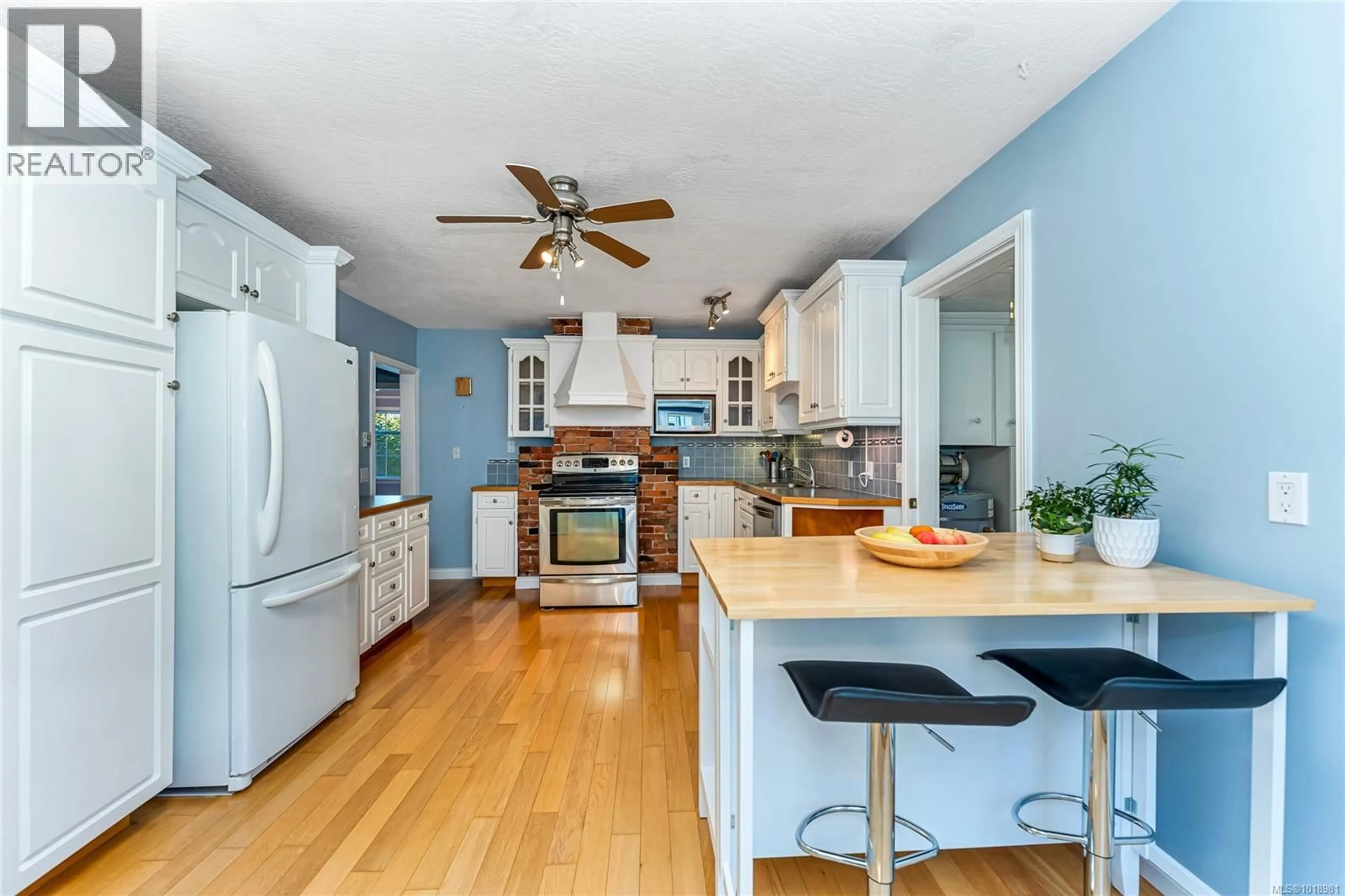 Open concept kitchen, unknown for 3165 WASCANA STREET, Saanich British Columbia V9A1W4