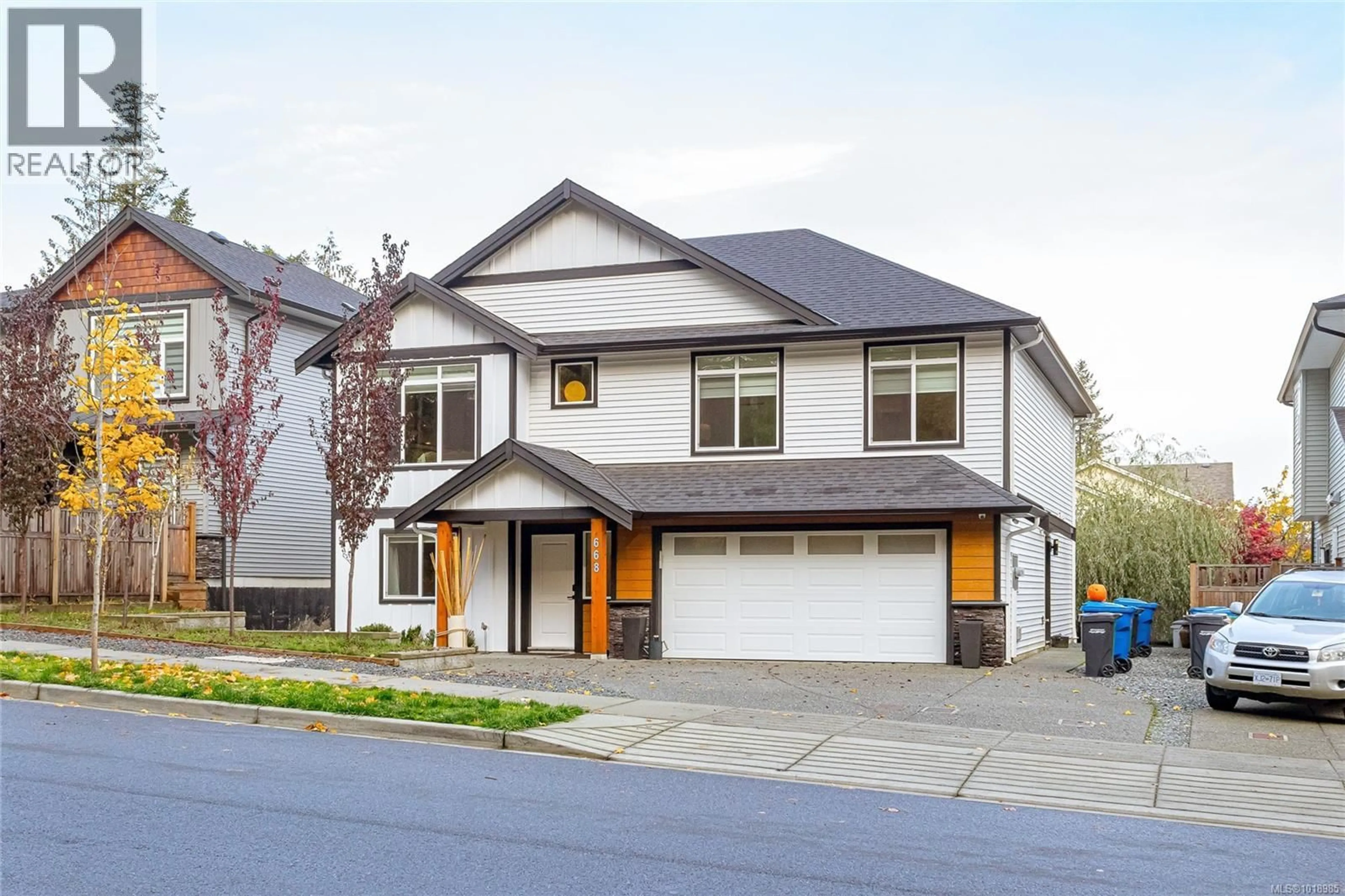 Home with vinyl exterior material, street for 668 EIGHTH STREET, Nanaimo British Columbia V9R0L1